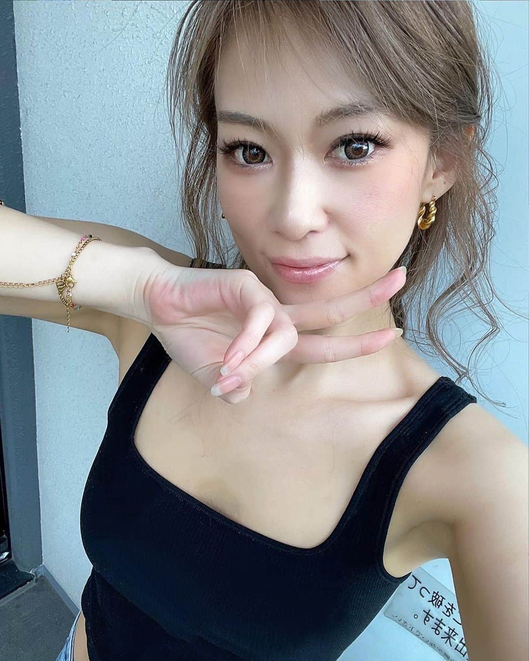 長谷川唯のインスタグラム：「・ ・ かわいいピアス🤍🤍フープピアスがとくに大好き😍✨✨このピアスも発売されてるよん✌🏻 @labeldegift 見てねー🤍🤍 ・ ・  #アクセサリー #accessories #jewelry #new #original #pierce#love #happy#today #アクセサリー女子 #girl #smartgift #gift #ギフト #present #プレゼント #結婚祝い #記念日 #記念日プレゼント #anniversary #誕生日 #誕生日プレゼント #gold #サージカルステンレス #プチプラ #大人可愛い #ブレスレット #ピアス #ootd #fashion」
