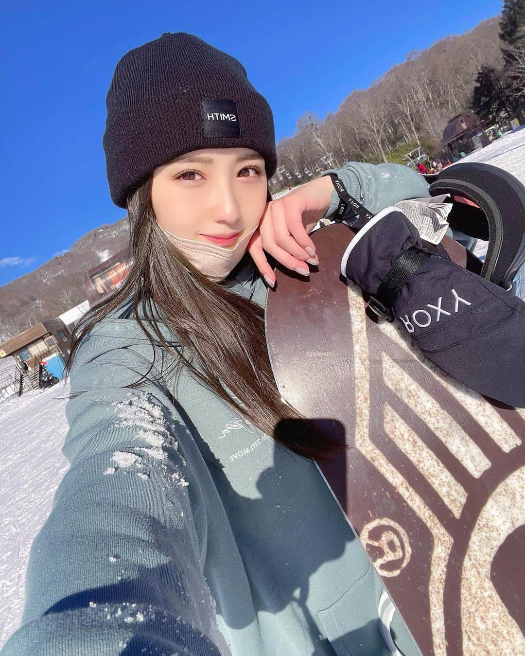 伊藤愛真さんのインスタグラム写真 - (伊藤愛真Instagram)「おひさしたんばら🏂❤️ ピーカンで最高の日でした！ . 今年もたくさん滑りに行きたい✊🏻 . スノボデビューから2シーズン目？ まだあまちゃんすぎますが成長記録として載せます(自己満)(いや、褒めて欲しい) . くるくるすごいねえまちゃん！！！！(?)」12月14日 18時22分 - __emagram