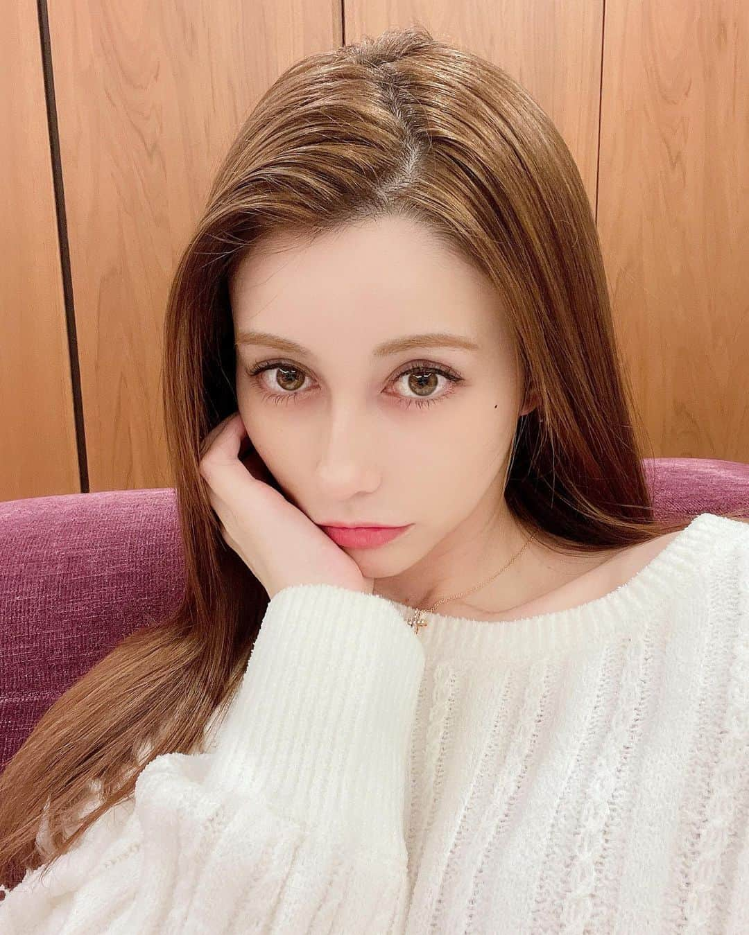 ダレノガレ明美さんのインスタグラム写真 - (ダレノガレ明美Instagram)「裸眼で生活してます。 猫になりたいね🐈‍⬛」12月14日 18時23分 - darenogare.akemi