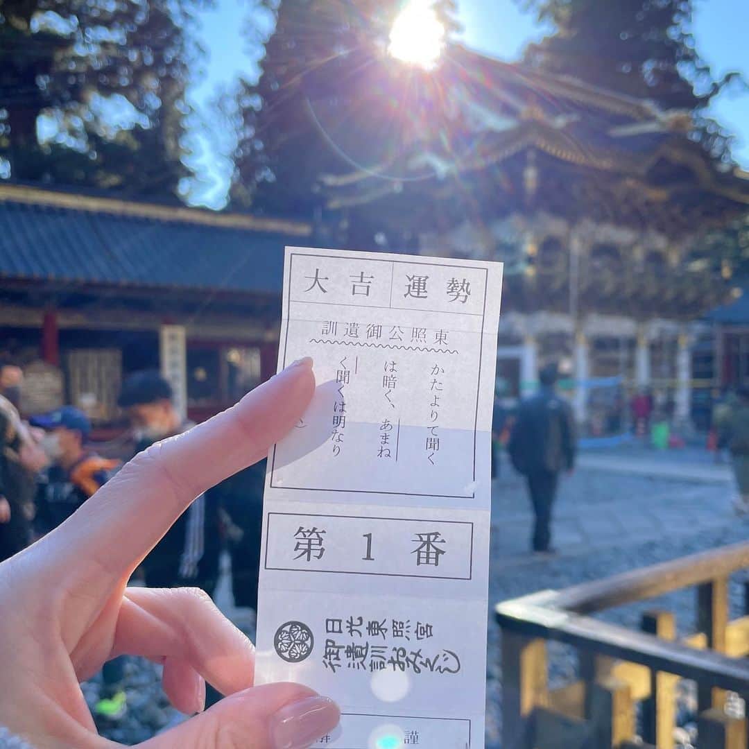 的場絢香さんのインスタグラム写真 - (的場絢香Instagram)「🐒 ⁡ 栃木県の日光東照宮に行ってきました！ 神社仏閣好きとしては 行ってみたかった世界遺産の社寺⛩ ⁡ 日光東照宮は絢爛豪華で どこを見ても輝いていました！！ 見ざる言わざる聞かざるの三猿 かわいかったなぁ🙈🙊🙉♡ ⁡ しかも！ おみくじ引いたら、1番！大吉〜〜！！ 家康公パワーしっかりと いただいてきました🙏🏻✩✨ ⁡ 母と、第二の母のように仲良しの やっちゃんと3人で母娘旅 ✌︎✌︎✌︎ 楽しかった~~💕 ⁡ _ _ _ #マトバ旅 #栃木 #日光東照宮」12月14日 18時25分 - ayaka_matoba