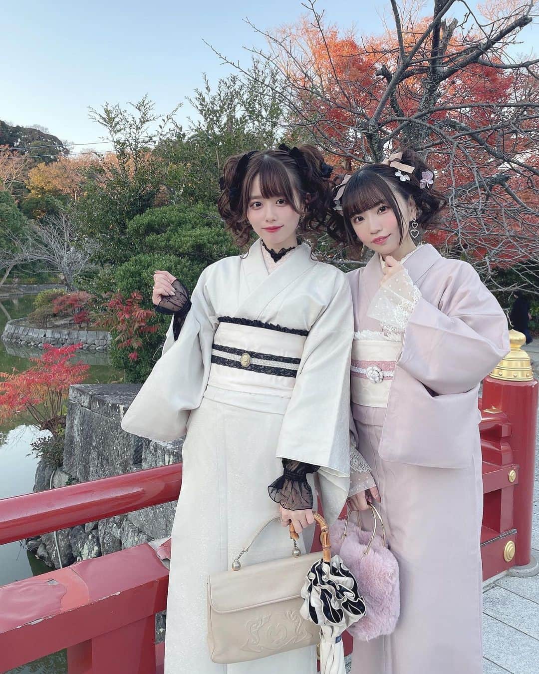 のインスタグラム：「. . 鎌倉の鶴岡八幡宮⛩ 着物、後ろ姿も可愛いでしょ🥳 . . . . . #鎌倉#鎌倉着物レンタル#レンタル着物鎌倉#レンタル着物village#着物ヘア#着物レンタル#着物デート#着物女子#鶴岡八幡宮#着物コーディネート#東京#ファッション#可愛い#かわいい#follow#フォローミー#自撮り#可愛い女の子#かわいい女の子#アイドル#girl#idol#kawaii#kawaiigirl#kawaiifashion#followme#双子コーデ#鎌倉観光#鎌倉デート#鎌倉散歩」