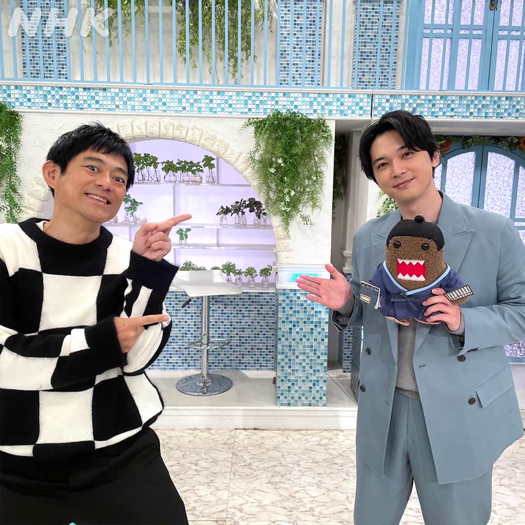 のインスタグラム：「本日の『あさイチ』のゲストは #吉沢亮 さんでした。  慶喜との懐かしいシーンのエピソードを話したり、おいしい料理を食べたりしていた吉沢さん。  久しぶりに再会した西郷隆盛役の #博多華丸 さんと📸  『あさイチ』のInstagramでも、素敵な2ショットを公開中です。→@nhk_asaichi  #青天を衝け #あさイチ」