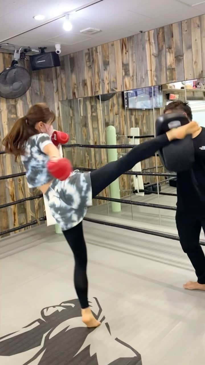 のインスタグラム：「キックボクシング楽しい🥊 ビー先生のミット楽しい✨ もう必死で楽しい😆😆😆  ウェア　@ground_n_ace  キックジム　@silver_back_gym  #体力作り#エクササイズ#ボクササイズ#キックボクシング#キック#キックジム」