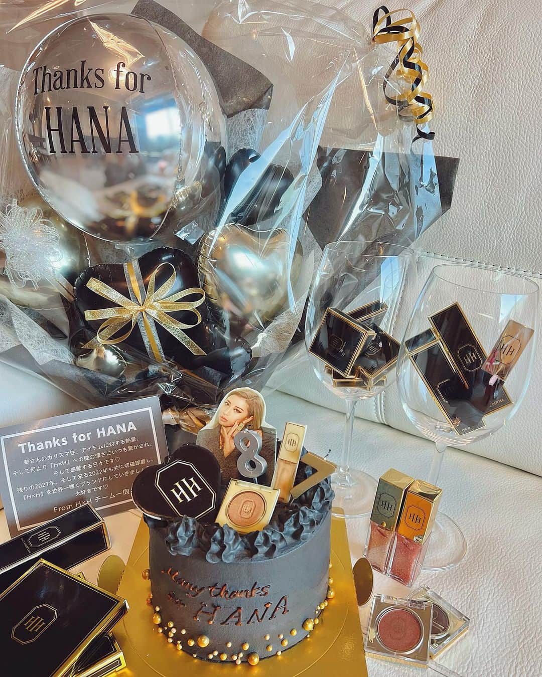 華のインスタグラム：「エイチバイfam🎂❤️ .  Christmas set BOXのアイテムが公開されたよ🎁 500個限定の早い者勝ち🎶 . 明日の朝10時発売です♡ 絶対げとってね🎉🎉🎉」