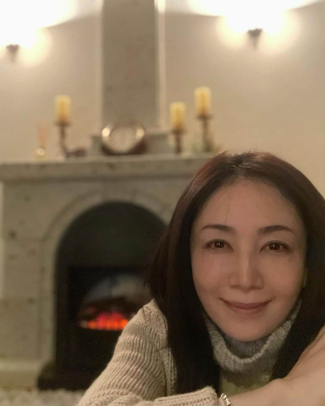 坂村かおるさんのインスタグラム写真 - (坂村かおるInstagram)「・ 今日は朝から寒い一日になりました❄️ ・ 地元から見える山々には雪雲が掛かかり始めたので、きっと明日から刺すよう冷たい北風が吹くことでしょう‥🍂 ・ ・ 皆様、どうぞ温かくしてお過ごしくださいね♨️ ・ ・  いつも「いいね♡」を頂きありがとうございます。 皆様のお言葉に励まされています☺️☺️  #美ST #美魔女 #team美魔女 #クィーンオブ美魔女 #国民的美魔女コンテスト #坂村かおる #トータルビューティーアドバイザー #美しく老いる #美容好きと繋がりたい #コスメ好きと繋がりたい #ファッション好きと繋がりたい #今日のコーデ #お洋服好きと繋がりたい #美魔女が変わる #美意識高い人と繋がりたい #トータルバランス #寒い日 #暖炉のある家」12月14日 19時05分 - kaoru.sakamura