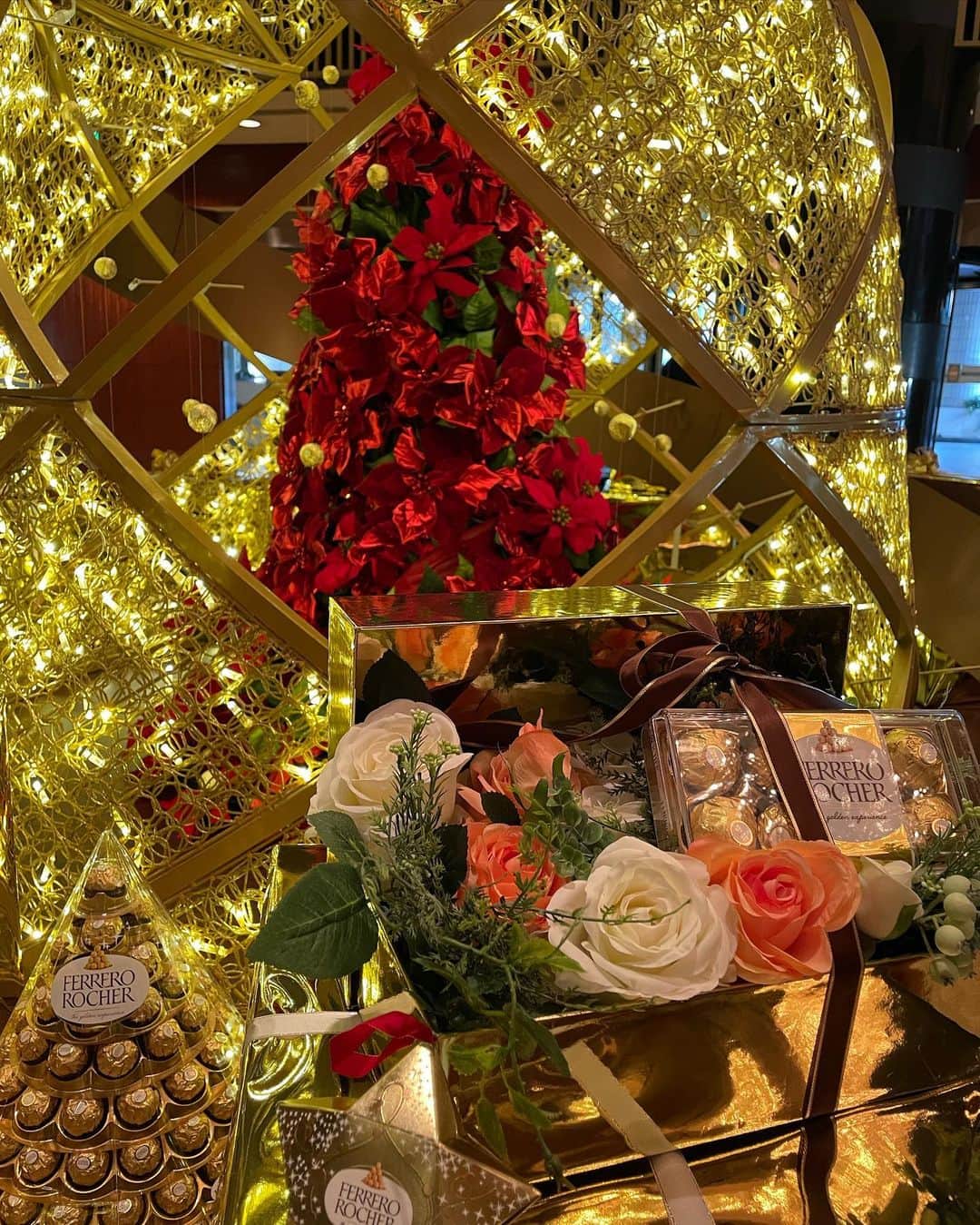 西川瑞希（みずきてぃ）さんのインスタグラム写真 - (西川瑞希（みずきてぃ）Instagram)「大好きなフェレロ ロシェさんの撮影に参加させて頂きました❤️素敵すぎる空間にも終始ワクワクが止まらなかった//​ ​ @ferrerorocher_jp  フェレロ ロシェフラワーボックス💐は華やかでクリスマスや冬のギフトにもぴったり！私も大切な人にプレゼントしたいなぁ！​ ​ ※移り香の危険があるため、長時間の花の接触は避けてくださいね。​ ​ 今回ANAインターコンチネンタルホテル東京さんで撮影だったのですが、ロビー入ってすぐにゴールドに煌めくフェレロ ロシェタワーが！キラキラしていてあまりの綺麗さにうっとり。。ずっと眺めてしまいました✨​ ​ 只今"ゴールデンクリスマス🎄"をたのしめるイベントも行っているみたいなのでよかったら是非、皆様も参加してみてね//​ ​ ✴︎ イベント情報​ 12月24日(金)～26日(日)11時～18時​ ANAインターコンチネンタル東京２Fロビー​ ​ 公式アカウントをフォローして、メンション付きのタワー写真を投稿すると、ミニフラワーボックスキット＋ロシェをすぐに貰えるみたいです🍫​ ​ 素敵な場所で頂いたフェレロ ロシェのチョコレートも美味しくて美味しくて、しあわせいっぱいでした🤍撮影した動画はまた公開されたら告知しますね//​ ​ #フェレロロシェフラワーボックス #フェレロロシェ #ゴールデンクリスマス #フェレロロシェアトリエ #フェレロロシェクリスマス #ゴールデンモーメンツ #フェレロティータイム #ferrerorocheratelier #ferrerorocher #ferrerorocherchristmas #goldenchristmas #goldenmoments #PR​」12月14日 19時16分 - mizuki_nishikawa_