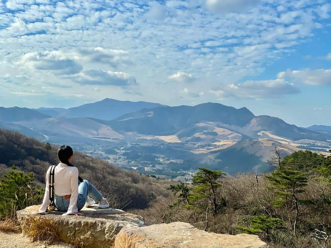 長谷川晴奈のインスタグラム：「先日、大分県の別府と湯布院に 行ってきました✨  4日間も滞在したのに回りきれないくらい沢山回るところがあって とっても魅力的な所でした☺️ 源泉数日本一の別府とNo.2の湯布院 ということで温泉も最高でした♨️  少しずつレポートしていくので 次の投稿をお楽しみに🤍  ちなみに1枚目は 塚原温泉　火口乃泉 2枚目は 狭霧台　って所です✨ また詳しく紹介しますね🙌  #旅行　#国内旅行　#温泉　#別府　#湯布院　#別府温泉　#湯布院　#温泉地 #日本一　#源泉数日本一 #観光　#大分県　#火口乃泉　#狭霧台」