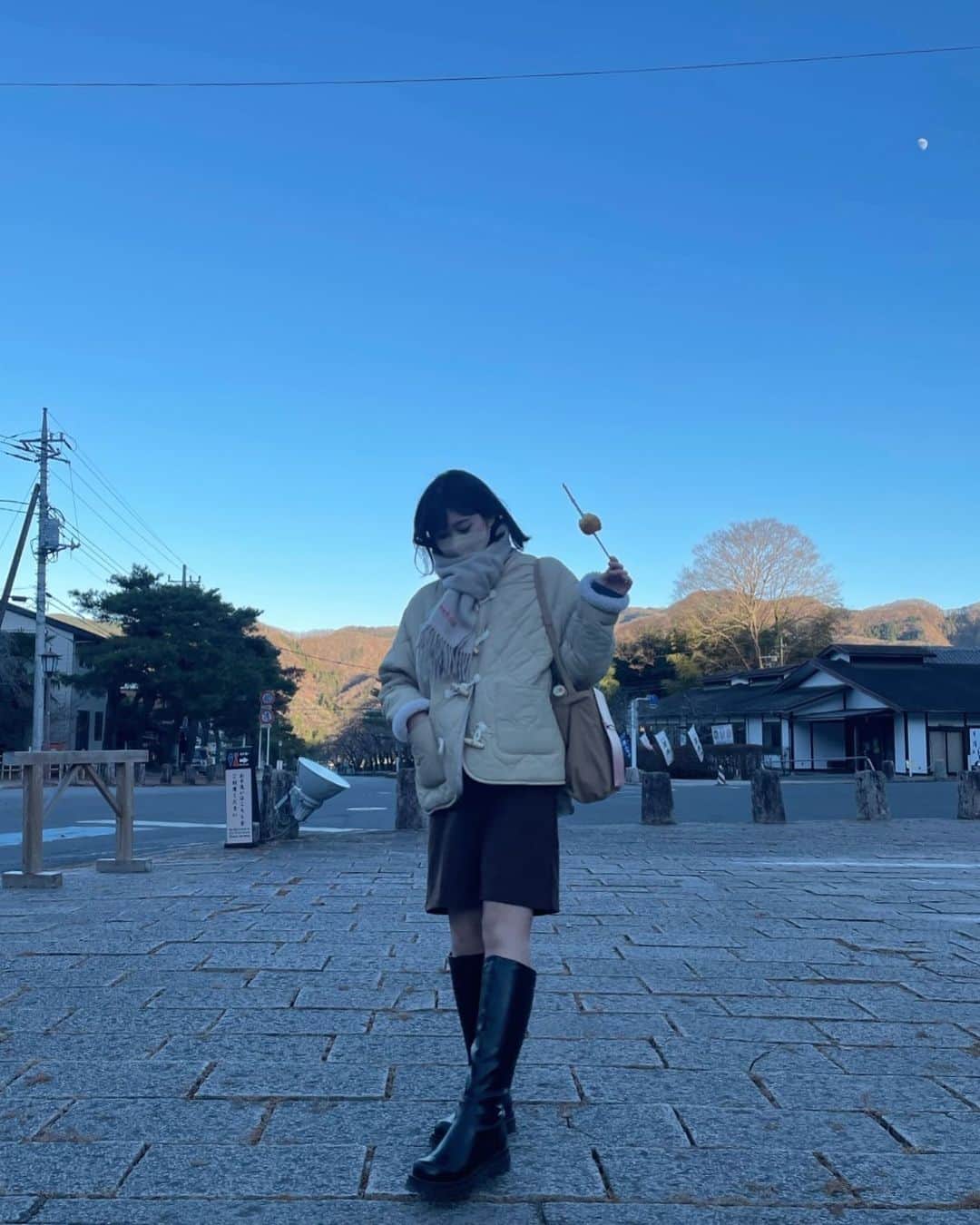 前田亜美のインスタグラム：「. . 空が澄んでて綺麗だった日…𓈒𓂂𓂃◌𓈒𓐍. . . お団子食べた。. . 私服🌱. 脚出したら寒かった(´•ω•`)笑 けどブーツ温かくて疲れにくいから正解だった👧🏻   #私服  #ami私服  #ロングブーツ」