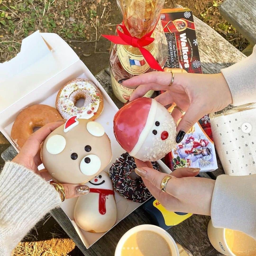 for my darlingさんのインスタグラム写真 - (for my darlingInstagram)「＼🎄クリスマスパーティの準備はできていますか？🎅🏻／  もうすぐクリスマス🎄💕 皆さんクリスマスの予定は決まりましたか？🤍 今年はホームパーティーをする人も多いはず☺︎  #クリスピークリームドーナツ 🍩や #スターバックス ☕️から クリスマスムード🎄満載のフードやドリンクが 登場してるよ✨みんなはもうチェックした？  この時期だけの限定発売なのでクリスマスまでに お店に足を運んでみて🎅🏻🤍  photo by📷… @senaaaa0309 @ayyyannno @see_25na thank you💓  #クリスピークリームドーナツ #ドーナツ #ピクニック #公園 #公園フォト #公園デート #韓国っぽ #韓国 #淡色女子 #おしゃピク #クリスピークリームドーナツ #picnic #秋 #韓国カフェ #depound #お洒落さんと繋がりたい #クリスマスパーティー #クリスマス #クリパ #カルディ #カルディ購入品 #christmasparty #christmas #東京 #トレンド #シェアプレス」12月14日 19時30分 - mintz__media