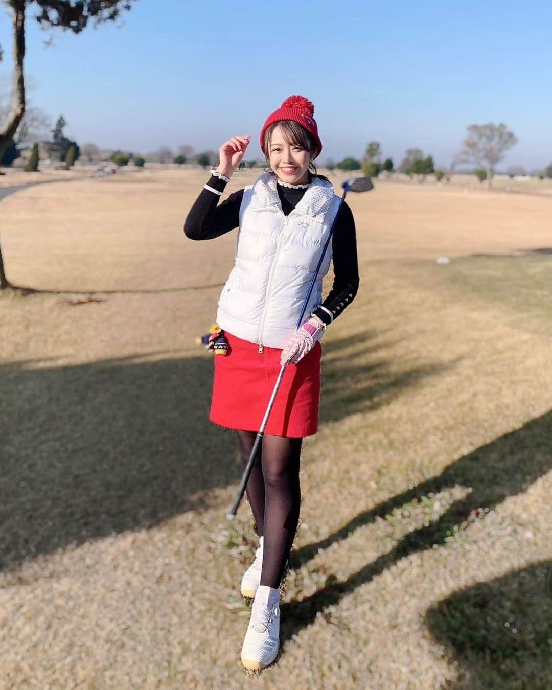 石倉侑芽さんのインスタグラム写真 - (石倉侑芽Instagram)「⛳️  週末は久しぶりにゴルフ🥳 沖縄ぶりのラウンドでした🏝  目標の110切りは惜しくも叶わず111🥲 前回までのベストが112だったので ベスト更新はできました☺️💓  この日のコーデは @callawaygolf_japan が多め♡ スカート、アウター、ニット帽がキャロウェイ✨ ボール入れてるくまちゃんも🧸  トップスは中国のファッションサイトで買った私服🧚‍♀️  動画は、とあるパー3での一部始終です⛳️惜しかった🥲  今週末もゴルフなので楽しみ(❁´◡`❁)  #ゴルフ女子#ゴルフ#ゴルフウェア#ゴルフコーデ #ゴルフスイング#スポーツ女子 #トレーニング女子#ゆめちんゴルフ#キャロウェイ#キャロウェイゴルフ#ゴルフファッション#女子ゴルフ#冬ゴルフ#冬ゴルフコーデ」12月14日 19時43分 - yume8115