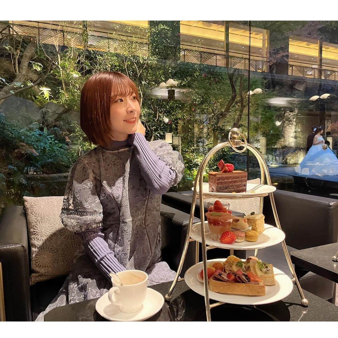 のインスタグラム：「久しぶりの投稿になってしまいました😳　　　　　　　　　　　　　　　 先日まりやんぬとアフタヌーンティーしてきました。　　　　　　　　　　 というかアフタヌーンティーするつもりは無くて、空き時間にお茶したんだけどクリスマスだし贅沢しちゃう？映えちゃう？って事で花嫁を眺めながらのお茶会でした。　　　　　　　 　　　　 　　　　　　　　　　　　　　　　　　 #アフタヌーンティー #雅叙園 #ホテル雅叙園東京 #目黒 #目黒カフェ #東京カフェ #クリスマス #パンドラ #カフェ」