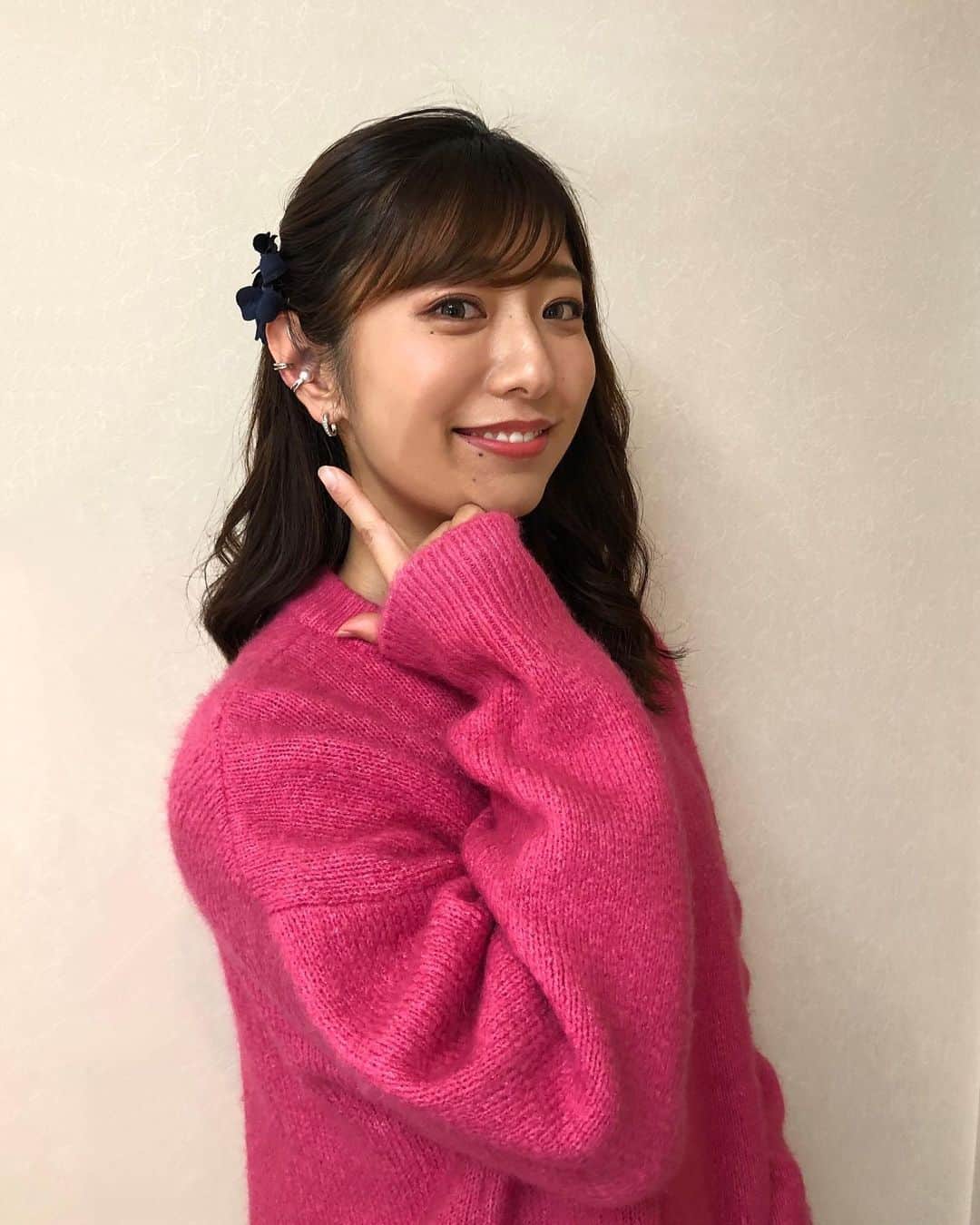 白戸ゆめのさんのインスタグラム写真 - (白戸ゆめのInstagram)「👗 . knit: @manana_suerte  skirt&boots: @shaggie_official  . ニットの色も レオパードスカートのスリットもかわいかった🐆💗 . #衣装 #アナウンサー #ootd #ピンクニット #レオパード #スリット #ロングブーツコーデ #イヤーカフ」12月14日 20時01分 - yumeno.s_