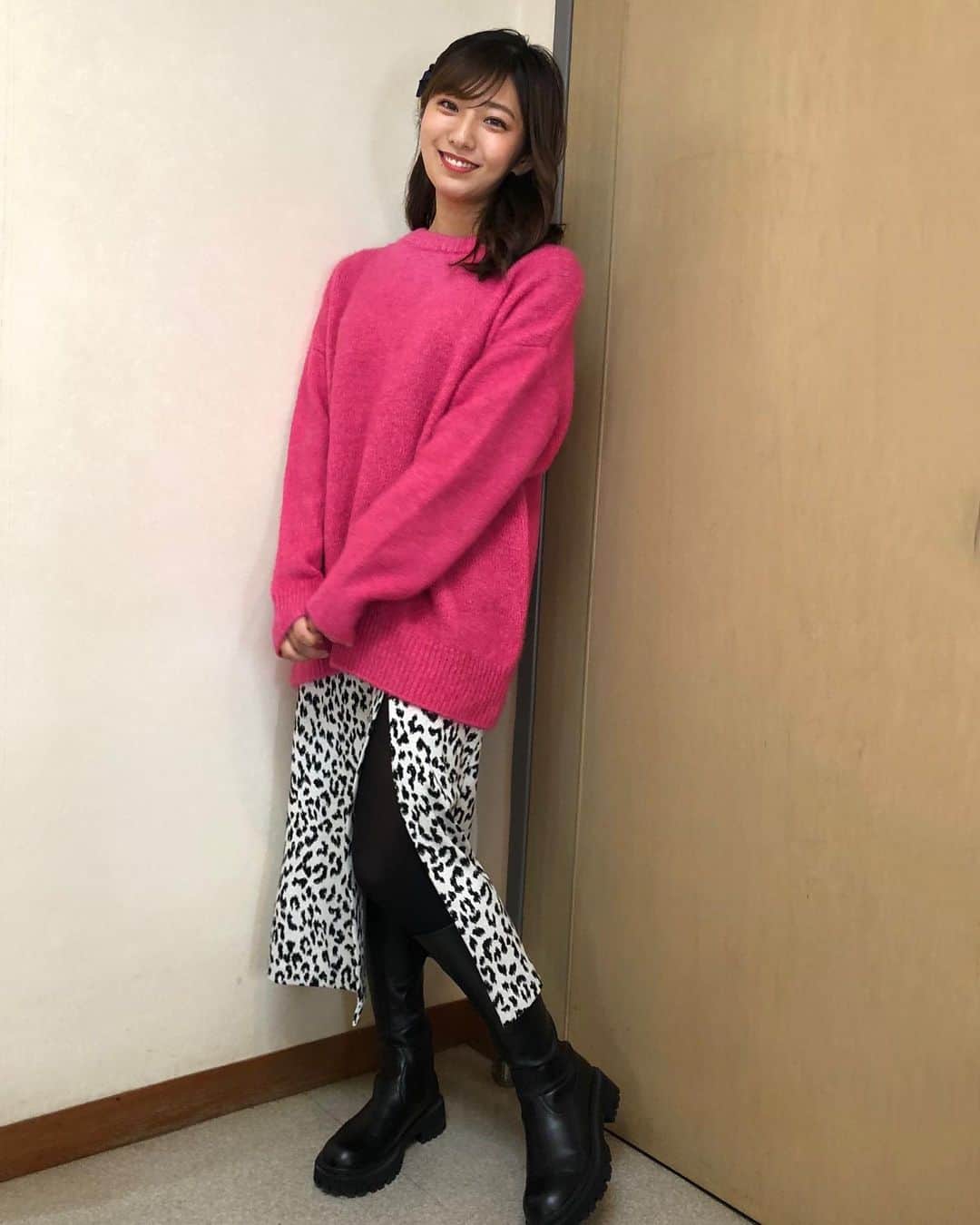 白戸ゆめのさんのインスタグラム写真 - (白戸ゆめのInstagram)「👗 . knit: @manana_suerte  skirt&boots: @shaggie_official  . ニットの色も レオパードスカートのスリットもかわいかった🐆💗 . #衣装 #アナウンサー #ootd #ピンクニット #レオパード #スリット #ロングブーツコーデ #イヤーカフ」12月14日 20時01分 - yumeno.s_
