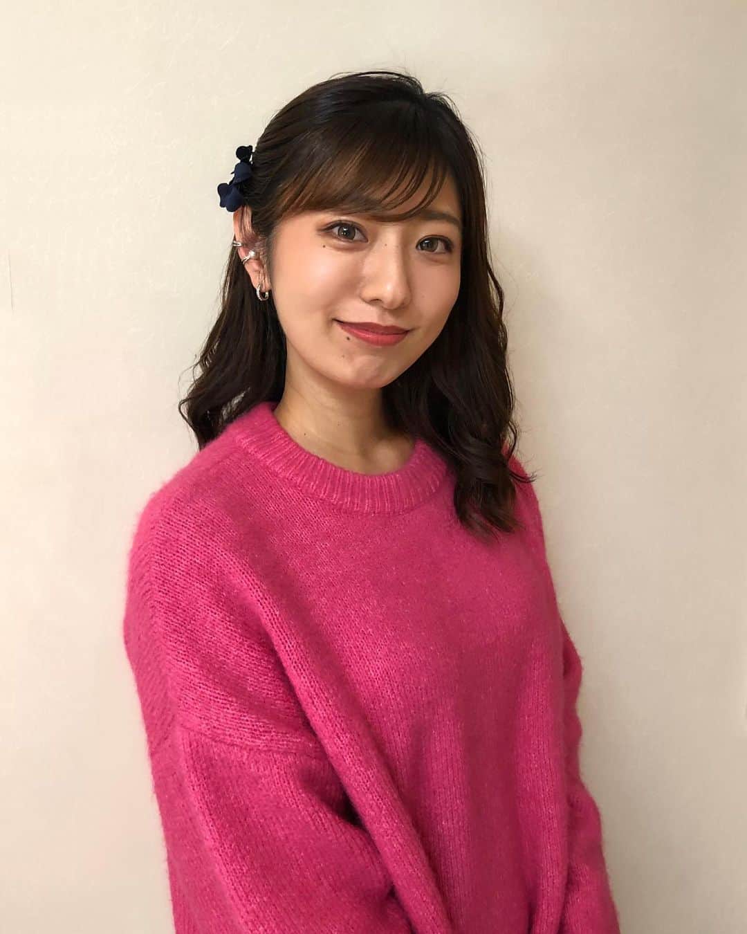 のインスタグラム：「👗 . knit: @manana_suerte  skirt&boots: @shaggie_official  . ニットの色も レオパードスカートのスリットもかわいかった🐆💗 . #衣装 #アナウンサー #ootd #ピンクニット #レオパード #スリット #ロングブーツコーデ #イヤーカフ」