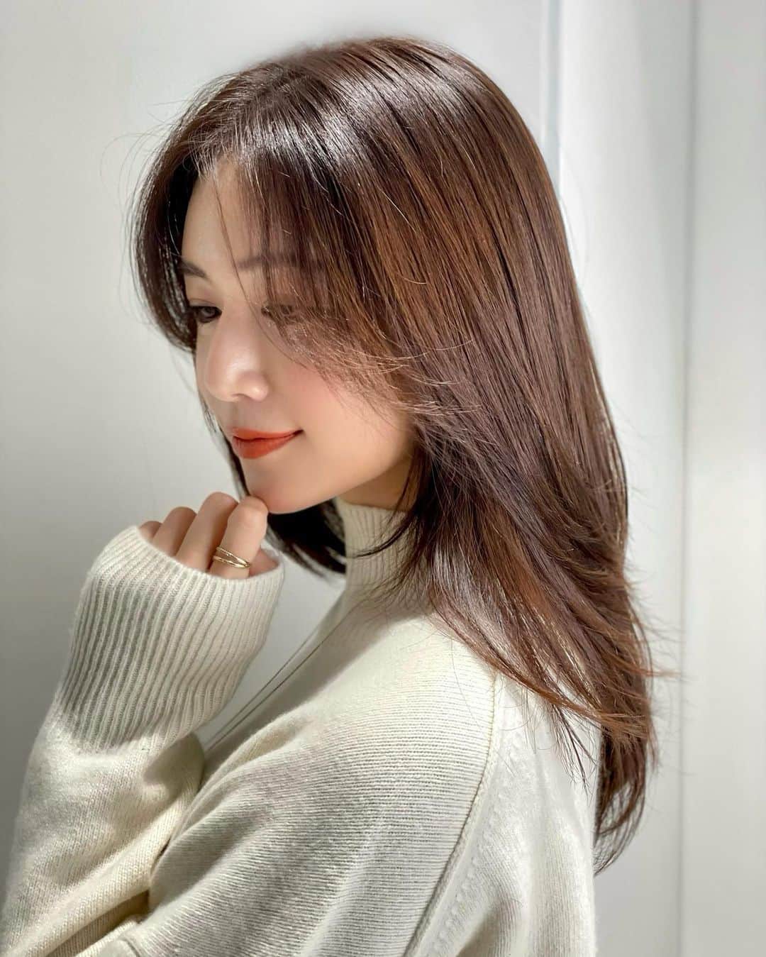 のインスタグラム：「こんばんは❤️ . 自宅でサロン帰りの髪の毛を手に入れたい！みんな思いますよね✨💕 「待ち時間0秒サロン」 サロン帰り髪を自宅でできちゃうのがこれ❤️ ☑︎TSUBAKIプレミアムリペアマスク✨ . おうちで使ったら、翌日艶々にまとまって嬉しかったのでみんなに共有🙆‍♀️❣️ . みなさんご存知のTSUBAKI❣️ クチコミサイトのベストシャンプー・コンディショナー第1位受賞してるブランド❣️ . 濃密美容成分×革新浸透テクノロジーが、特に傷んだ毛先まで艶で満たし、極上なめらか髪へ導いてくれるの💕 私は毎日巻いたりヘアアレンジするし、カラーもしてるので傷みやすい！ . 時間をおかずにすぐに洗い流しても高い補修効果を発揮してくれるから時間がない人でもOK🙆‍♀️ . 美容成分の通り道を広げ、深く・たっぷり浸透させ髪内部にとどめて密封してくれるよ💕 . あとは嬉しいのが香り🌸 上質な花蜜と果実感にあふれた、心華やぐ椿蜜果(つばきみつか)の香りが極上のバスタイムに✨ . セミロングでマスカット1粒ぐらいで🙆‍♀️こんなに簡単にケアできるならもっと早く始めておきたかった！笑 ぜひ試してみてね💕 . #TSUBAKIプレミアムリペアマスク #ヘアケア #私はTSUBAKI派 #ヘアマスク #tsubaki #ヘアスタイル #ヘア #hairstyle #艶髪 #ストレートヘア #straighthair #ヘアトリートメント #トリートメント #ストレートヘア #毛流れ #美髪 #ヘアサロン #巻き髪 #ヘアモデル #艶 #横顔 #japanesebeauty #haircare #hairtreatment #スペシャルケア #specialcare #hairstyle #ヘアカタ #ヘアカタログ #ミディアムロング #ロングヘア#sponsored」