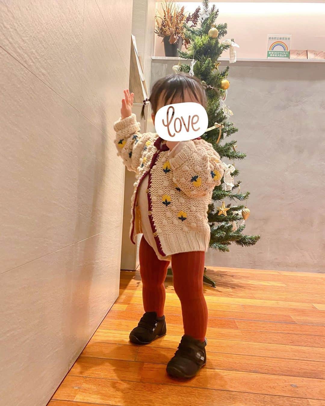 高山直子さんのインスタグラム写真 - (高山直子Instagram)「なんだか急に成長した気がして（歩き始めたから？）こっちにも残しておこう👧🏻 もうすぐクリスマス🎄  #1y3m #娘の記録👩🏻‍🦰👧🏻」12月14日 20時21分 - nao_70koro