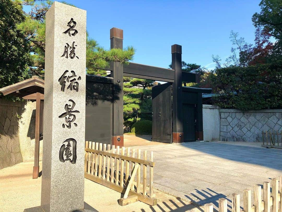 優希美青さんのインスタグラム写真 - (優希美青Instagram)「広島にある縮景園☺️ . 名探偵コナン 第595話『広島宮島七不思議ツアー（広島編）』 でコナンくんが行ってた縮景園へ実際に行ってきました！ . ここにコナンくんが来てここに立ってたんだって思ったら感動してしまって🥺 . コナンくんが立ってた場所に私も立って写真を撮ろうとしたら木にかぶってしまったので、私はしゃがんで… . 4枚目の写真なんですけど、どこだかわかりますか？☺️ . 正解は5枚目に⭕️ . . 広島に行く機会がありましたら是非、コナンくんが立ってたこの場所で写真撮ってみてください☺️ . 幸せな気持ちになれると思います🥰 . いやぁ私もまた広島行きたいなぁ✨ . コナンくんが行った場所を回りきる時間がなかったので今度またリベンジしたいです！ . #名探偵コナン #縮景園 #広島」12月14日 20時34分 - mio_yuki