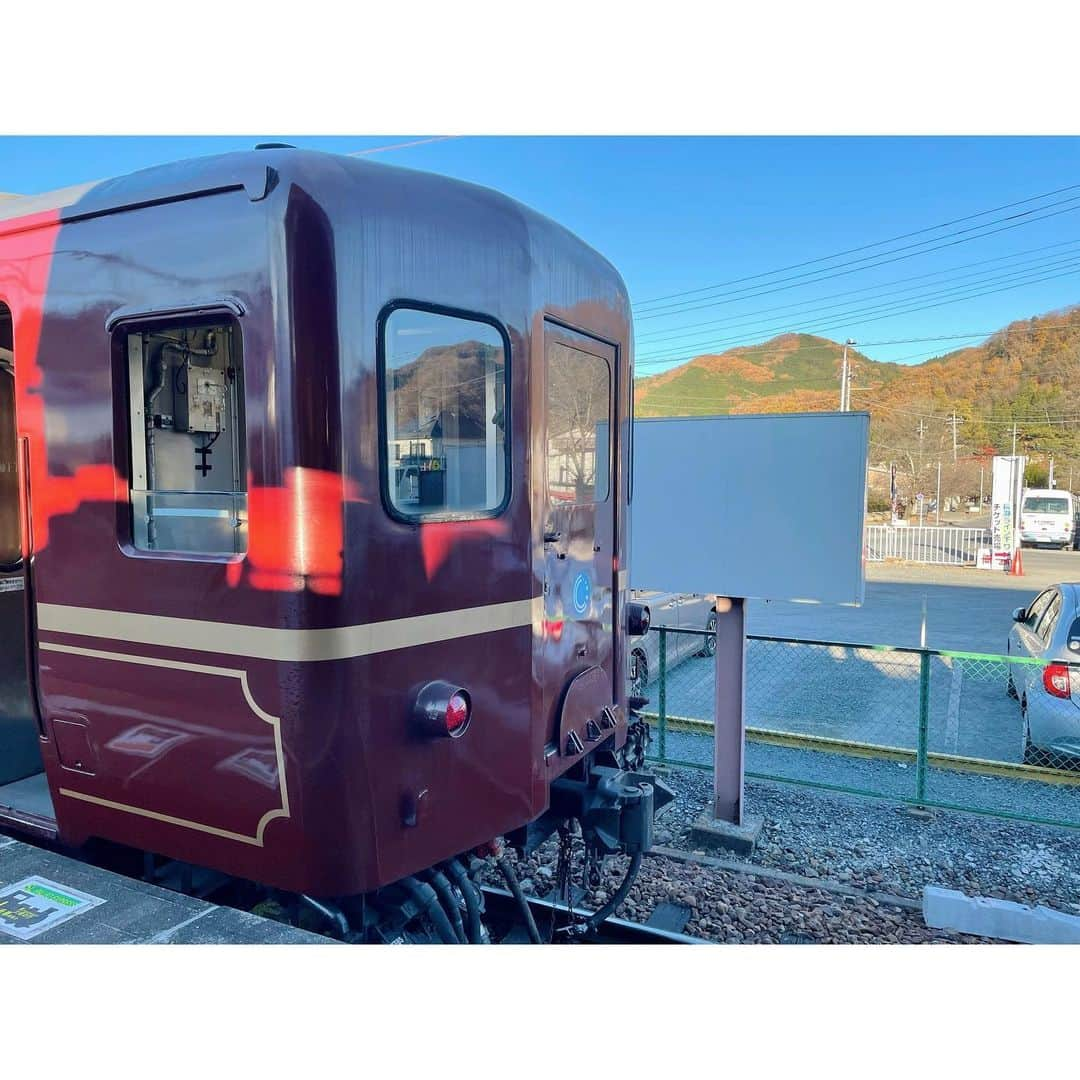 久野知美さんのインスタグラム写真 - (久野知美Instagram)「🚃✨✨  2021.11.28.  #秩父鉄道 さん 「えきde秋マルシェin長瀞☆ ベジタブルテーマパークフカヤまつり」× 久野知美・南田裕介トークショー ご乗車いただいた皆さま 有難うございました!🥰🚂✨  長瀞駅前イベントは初❣️ 貨物輸送デーで ソワソワしながらのステージでした🤣w  いつもの立川さんの洗礼を受け、 キロはパレオエクスプレスにも 5年ぶりくらいに乗車🚂🌸  奇遇にもタイミングを同じくして #NHKラジオ第1 #てつおと にて #秩父鉄道 #C58 の野月さんリポート 後編も公開になりました!  手前味噌ですがラジオならではの 臨場感が凄くて 乗ったばかりのあの記憶が蘇りました🤭🚂✨  (本当は寄居までの予定が、途中で 「降りたくな〜い!😇」となり 結局熊谷まで乗車しまして かなり遠回りで帰京しました🤣w)  ちなみに、今月5日以降しばらくは C58の喜寿をお祝いし喜寿号として プレートを紫色に衣替えして 運転されますよ♡(*´꒳`*)  🚂喜寿号の運行情報はコチラ🚂 https://www.chichibu-railway.co.jp/blog/news/sl211205/  ちちてつさんのInstagramにも 当日のステージの様子など 詳しく掲載して下さってますので 是非是非♪チェックしてくださいね🌸  ちちてつ最高でしたっ🙌🏻🍀 また必ず、乗りに行きます‼︎  ※撮影の時のみ、周りにお客様がいないのを確認して マスクを外しています😷  ※今年の衣装はいつもお世話になっている  #frenchpave さんです♡♡♡ @frenchpave_official @frenchpave_zozotown  奇遇にも、インナーのトップスが 喜寿号のプレートと全くおんなじ紫の #鉄道リンクコーデ でした🤭  #ファッション鉄 #鉄道ファッション #おしゃ鉄 ———————————————————————— ★ただいま出演中！★ タモリ電車クラブ🚂 テレ東「なないろ日和！」「よじごじDays」 BSフジ「鉄道伝説」「ミッドナイト★トレ活」  🚃BS日テレ「#友近礼二の妄想トレイン」 毎週月曜 21:00〜 #妄想トレイン  🚃NHKラジオ第1「鉄旅・音旅出発進行！」 毎週金曜 20:05〜 #てつおと  🚃NACK5「スギテツの #GNRR」 毎週日曜 朝 6:00〜  🚇4冊目の鉄道本発売中‼️ #東京メトロとファン大研究読本 #カンゼン 刊 #女子鉄アナウンサー #久野知美 著 #南田裕介 監修 Amazonはコチラ(*´꒳`*)🌸 https://www.amazon.co.jp/dp/486255587X  #鉄道とファン大研究読本 #女子鉄アナウンサー久野知美のかわいい鉄道 #京急とファン大研究読本 もよろしくね🥰 #女子鉄 #鉄道女子 #鉄道 #鉄道好きな人と繋がりたい ————————————————————————」12月14日 20時48分 - tomomi_kuno