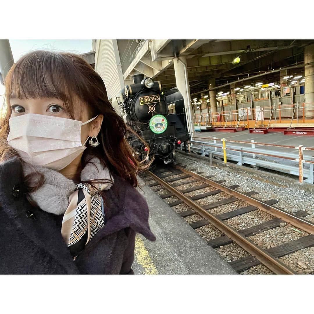 久野知美さんのインスタグラム写真 - (久野知美Instagram)「🚃✨✨  2021.11.28.  #秩父鉄道 さん 「えきde秋マルシェin長瀞☆ ベジタブルテーマパークフカヤまつり」× 久野知美・南田裕介トークショー ご乗車いただいた皆さま 有難うございました!🥰🚂✨  長瀞駅前イベントは初❣️ 貨物輸送デーで ソワソワしながらのステージでした🤣w  いつもの立川さんの洗礼を受け、 キロはパレオエクスプレスにも 5年ぶりくらいに乗車🚂🌸  奇遇にもタイミングを同じくして #NHKラジオ第1 #てつおと にて #秩父鉄道 #C58 の野月さんリポート 後編も公開になりました!  手前味噌ですがラジオならではの 臨場感が凄くて 乗ったばかりのあの記憶が蘇りました🤭🚂✨  (本当は寄居までの予定が、途中で 「降りたくな〜い!😇」となり 結局熊谷まで乗車しまして かなり遠回りで帰京しました🤣w)  ちなみに、今月5日以降しばらくは C58の喜寿をお祝いし喜寿号として プレートを紫色に衣替えして 運転されますよ♡(*´꒳`*)  🚂喜寿号の運行情報はコチラ🚂 https://www.chichibu-railway.co.jp/blog/news/sl211205/  ちちてつさんのInstagramにも 当日のステージの様子など 詳しく掲載して下さってますので 是非是非♪チェックしてくださいね🌸  ちちてつ最高でしたっ🙌🏻🍀 また必ず、乗りに行きます‼︎  ※撮影の時のみ、周りにお客様がいないのを確認して マスクを外しています😷  ※今年の衣装はいつもお世話になっている  #frenchpave さんです♡♡♡ @frenchpave_official @frenchpave_zozotown  奇遇にも、インナーのトップスが 喜寿号のプレートと全くおんなじ紫の #鉄道リンクコーデ でした🤭  #ファッション鉄 #鉄道ファッション #おしゃ鉄 ———————————————————————— ★ただいま出演中！★ タモリ電車クラブ🚂 テレ東「なないろ日和！」「よじごじDays」 BSフジ「鉄道伝説」「ミッドナイト★トレ活」  🚃BS日テレ「#友近礼二の妄想トレイン」 毎週月曜 21:00〜 #妄想トレイン  🚃NHKラジオ第1「鉄旅・音旅出発進行！」 毎週金曜 20:05〜 #てつおと  🚃NACK5「スギテツの #GNRR」 毎週日曜 朝 6:00〜  🚇4冊目の鉄道本発売中‼️ #東京メトロとファン大研究読本 #カンゼン 刊 #女子鉄アナウンサー #久野知美 著 #南田裕介 監修 Amazonはコチラ(*´꒳`*)🌸 https://www.amazon.co.jp/dp/486255587X  #鉄道とファン大研究読本 #女子鉄アナウンサー久野知美のかわいい鉄道 #京急とファン大研究読本 もよろしくね🥰 #女子鉄 #鉄道女子 #鉄道 #鉄道好きな人と繋がりたい ————————————————————————」12月14日 20時48分 - tomomi_kuno