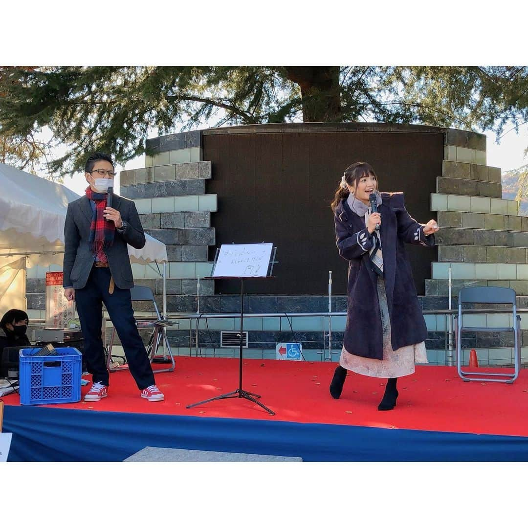 久野知美さんのインスタグラム写真 - (久野知美Instagram)「🚃✨✨  2021.11.28.  #秩父鉄道 さん 「えきde秋マルシェin長瀞☆ ベジタブルテーマパークフカヤまつり」× 久野知美・南田裕介トークショー ご乗車いただいた皆さま 有難うございました!🥰🚂✨  長瀞駅前イベントは初❣️ 貨物輸送デーで ソワソワしながらのステージでした🤣w  いつもの立川さんの洗礼を受け、 キロはパレオエクスプレスにも 5年ぶりくらいに乗車🚂🌸  奇遇にもタイミングを同じくして #NHKラジオ第1 #てつおと にて #秩父鉄道 #C58 の野月さんリポート 後編も公開になりました!  手前味噌ですがラジオならではの 臨場感が凄くて 乗ったばかりのあの記憶が蘇りました🤭🚂✨  (本当は寄居までの予定が、途中で 「降りたくな〜い!😇」となり 結局熊谷まで乗車しまして かなり遠回りで帰京しました🤣w)  ちなみに、今月5日以降しばらくは C58の喜寿をお祝いし喜寿号として プレートを紫色に衣替えして 運転されますよ♡(*´꒳`*)  🚂喜寿号の運行情報はコチラ🚂 https://www.chichibu-railway.co.jp/blog/news/sl211205/  ちちてつさんのInstagramにも 当日のステージの様子など 詳しく掲載して下さってますので 是非是非♪チェックしてくださいね🌸  ちちてつ最高でしたっ🙌🏻🍀 また必ず、乗りに行きます‼︎  ※撮影の時のみ、周りにお客様がいないのを確認して マスクを外しています😷  ※今年の衣装はいつもお世話になっている  #frenchpave さんです♡♡♡ @frenchpave_official @frenchpave_zozotown  奇遇にも、インナーのトップスが 喜寿号のプレートと全くおんなじ紫の #鉄道リンクコーデ でした🤭  #ファッション鉄 #鉄道ファッション #おしゃ鉄 ———————————————————————— ★ただいま出演中！★ タモリ電車クラブ🚂 テレ東「なないろ日和！」「よじごじDays」 BSフジ「鉄道伝説」「ミッドナイト★トレ活」  🚃BS日テレ「#友近礼二の妄想トレイン」 毎週月曜 21:00〜 #妄想トレイン  🚃NHKラジオ第1「鉄旅・音旅出発進行！」 毎週金曜 20:05〜 #てつおと  🚃NACK5「スギテツの #GNRR」 毎週日曜 朝 6:00〜  🚇4冊目の鉄道本発売中‼️ #東京メトロとファン大研究読本 #カンゼン 刊 #女子鉄アナウンサー #久野知美 著 #南田裕介 監修 Amazonはコチラ(*´꒳`*)🌸 https://www.amazon.co.jp/dp/486255587X  #鉄道とファン大研究読本 #女子鉄アナウンサー久野知美のかわいい鉄道 #京急とファン大研究読本 もよろしくね🥰 #女子鉄 #鉄道女子 #鉄道 #鉄道好きな人と繋がりたい ————————————————————————」12月14日 20時48分 - tomomi_kuno