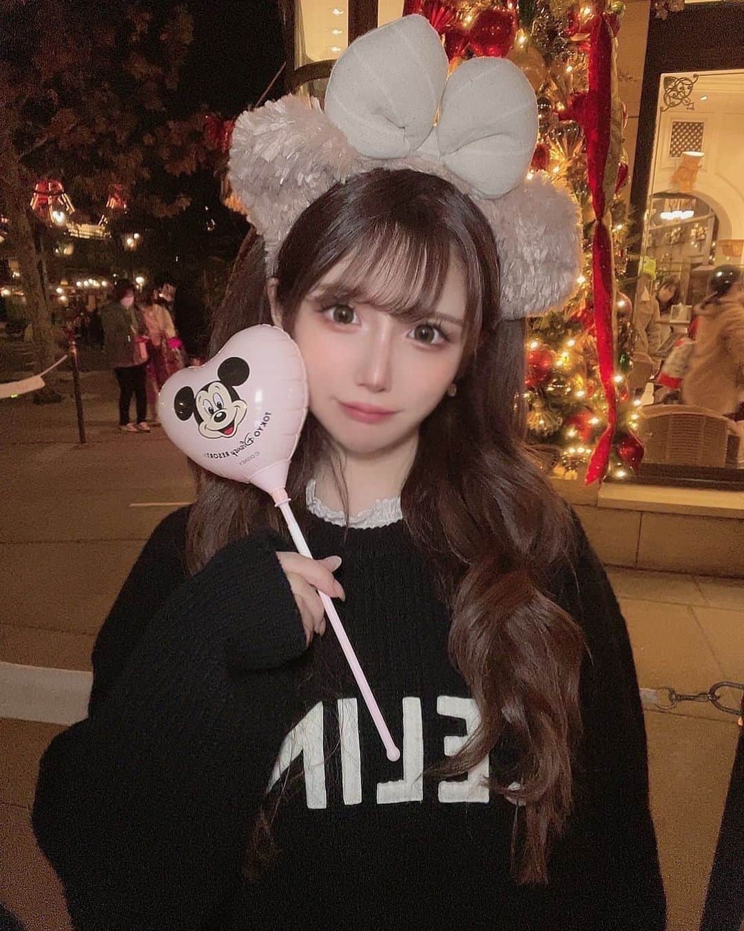 にゃいりんのインスタグラム：「くりすますでぃずにー🎄  髪の毛はSAWAKOさん( @____sawako )^._.^🤍  暗めぶらうんに今回はすこーしピンクをいれてもらた🎀 かわいー！  #東京ディズニーシー  #tokyodisneysea」