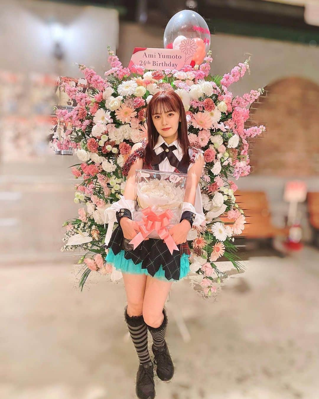 湯本亜美さんのインスタグラム写真 - (湯本亜美Instagram)「ㅤㅤㅤ 改めまして...💐 生誕祭、ありがとうございました！ ファンの皆さんの手拍子と温かい眼差しで とっても愛を感じた日になりました 本当に皆さんが大好きです！🤍 これからも宜しくお願いいたします🍃 今年もスタンドフラワーがものすごくかわいい...♡ ㅤㅤㅤ そして来年1月から主演舞台も決まり 2022年も良いスタートを切れそうです(早い) 是非見に来てください🏑 (チケットは16日からです)」12月14日 20時42分 - amiyumoto_official