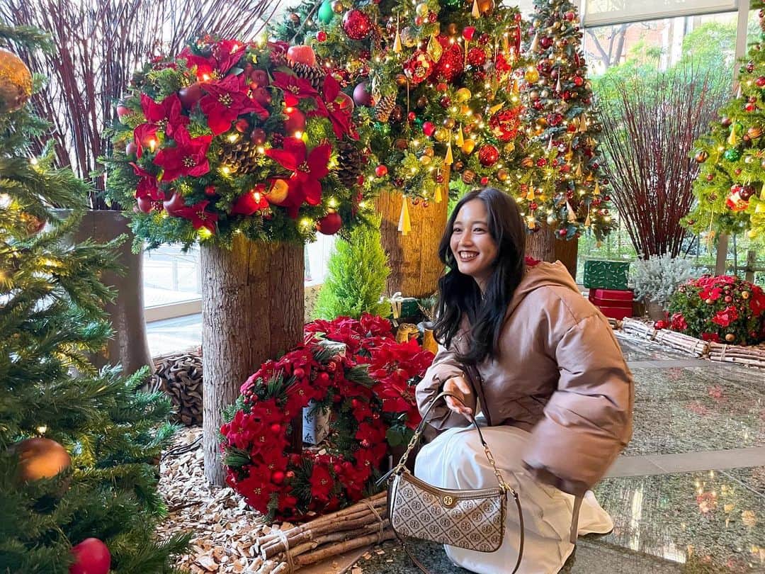 阿島ゆめのインスタグラム：「🌹 . . バッグが主役❤️‍🔥 だから全体的に淡めに🐻 . @toryburch  #ToryStories  #TMonogram  #ToryBurchHoliday21」