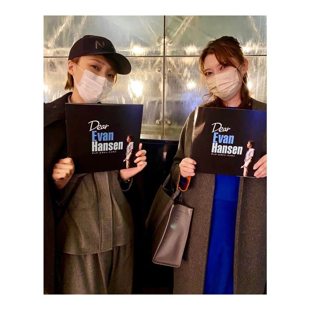 朝夏まなとさんのインスタグラム写真 - (朝夏まなとInstagram)「💙  先日映画を観てきました‼︎ 『Dear Evan Hansen』 あやちゃんと☺️  ミュージカルも名前は知ってたけど 観たことなかったから気になってて… 胸がぎゅーってなって涙涙でした😭 舞台も観たいー👀  久しぶりに会えたあやちゃん元気そうで🙌 かっこかわいかった😉 お話してパワーもらって癒されました♪ #intothewoods 来月から🌳 楽しみだーーーーーーーー‼︎‼︎‼︎  #望海風斗 ちゃん #あやちゃん #🌳🌳🌳  #偶然 の #グレーコーデ ✨  #dearevanhansen  #曲も話もすごく好き  #朝夏まなと #マイフェアレディ #札幌  #寒いですよね ⁉︎ #防寒グッズ #何を持ってったらいいのかな #初の #アフタートークショー #どんな話が出るか #楽しみすぎる 🥰 #是非 ‼︎」12月14日 20時50分 - asaka_manato_official