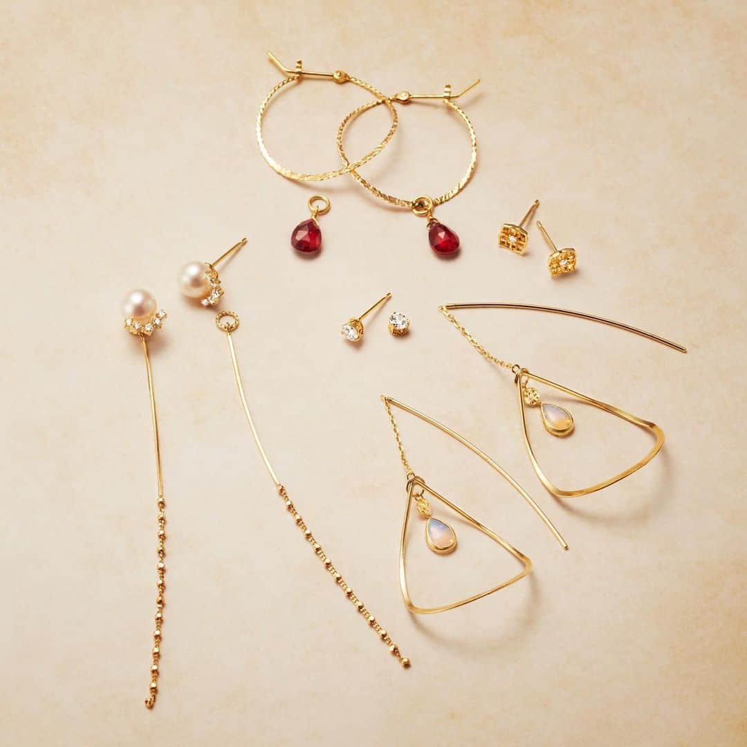 ageteさんのインスタグラム写真 - (ageteInstagram)「【Pierced Earrings × Charms Collection 】 立体的なシルエットやロングスタイルまで チャームを組み合わせて耳元を自分らしく彩る。  #agete #jewelry #accessory #piercedearrings #charms #gold #goldaccessories #diamond #ruby #opal #pearl #アガット #ジュエリー #アクセサリー #ピアス #チャーム #ゴールド #ゴールドアクセサリー #ダイヤモンド #ルビー #オパール #パール」12月14日 21時05分 - agete_official