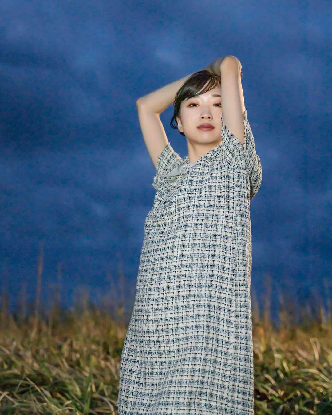 のインスタグラム：「艶っぽい雰囲気🌙 メイクでこれだけ変われるってすごいですよね。  このチームは本当に 温かくて、居心地がよくて、 次回の撮影が待ち遠しいです🤍  先日なつみさんとご一緒した撮影も楽しかったなぁ。 明日はとある収録でなつみさんと会える…😚💕 嬉しい♪」