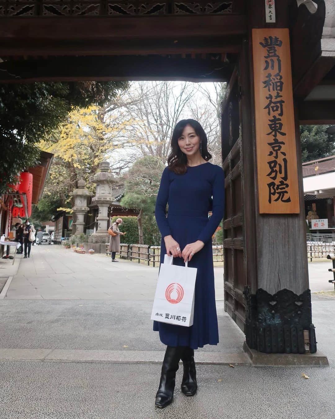 のインスタグラム：「#こんばんは   #豊川稲荷東京別院へ。  12月もお参りに 行ってきました。  こちらに入ると 穏やかに心落ち着きます。 こんな時間も大切ですね。 今年も残すところあと2週間と少し。  健やかに過ごせますように。  おみくじを引いてみたら 大吉でした。 良いご縁があります様に✨  @toyokawainari_tokyo  ・  #お参り #参拝  #豊川稲荷  #豊川稲荷東京別院  #おみくじ  #大吉  #赤坂  #赤坂見附 #toyokawainari  #コーデ  #シンプルコーデ  #fashion  #ニットワンピース #ニットワンピ #ロングブーツ ➡︎ @louboutinworld  #louboutin #louboutinshoes」