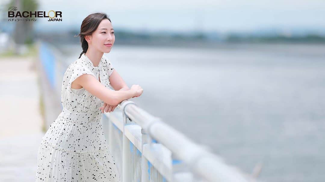 秋倉諒子のインスタグラム：「ネタバレ注意です！！  ↓↓ 長くなります…🙇‍♀️  . 7話配信後、家族への反響が大きくビックリしました！ 本当に沢山の心温まるメッセージありがとうございました🙇‍♀️✨  . . それぞれの家族の魅力があって背景もあって、 全然違うから素晴らしくて みんな違ってみんな最高でした😭❤︎  . . 私は素晴らしい家族に素晴らしい環境で 育てられた事を痛感しながら感謝の気持ちで観ていました。✨  . 小さい頃諒子の家族が羨ましいと言われた事があったけど、 それがなんでなのか10年以上前 一人暮らしをするまで分かりませんでした。  . でも大人になって気付くことが沢山あって、 両親以外にもおじいちゃんおばあちゃんの暖かい愛も一心に受けて育ったことも、 幼少期から海外へたくさん連れて行ってもらえて、色んな人種や考え方があるんだと価値観が変わる体験を幼い頃から出来たことも、 生まれてから今もなお何不自由なく育てて貰っていることも、 (まだまだ沢山あるけど)  私は本当に恵まれていた事にまた改めて この番組を通して気付かされました。 (こんな機会がないとわざわざ話さないもんね)  . すぐに父に連絡したら、 スタッフさんのお陰です。感謝を伝えてください。 と言ってくれました。 スタッフさんには個人的に伝えましたが、 改めてこの様な機会を与えてくださった番組に 本当に感謝しています🙇‍♀️💓  . . 私にとって家族の愛って何にも代え難い "無償の愛"だと思います。 その貰った"愛"を私がこれから共に生きると決めた人にただ与えられるような人になりたいです。  . .  #バチェラー#バチェラー4  #みんな違ってみんないい」