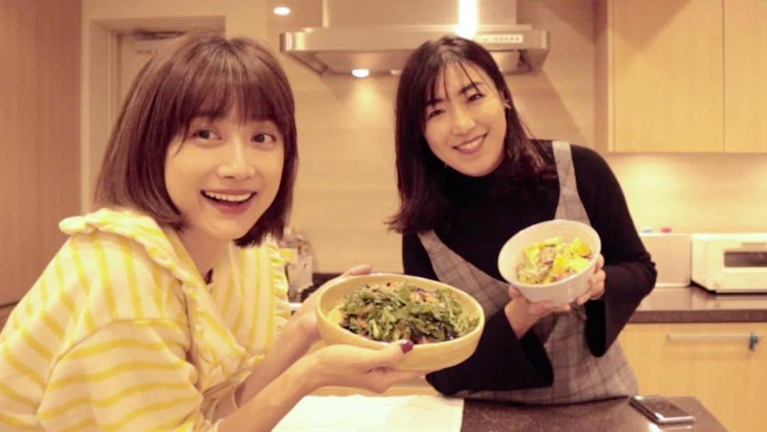 ヨンアさんのインスタグラム写真 - (ヨンアInstagram)「めっちゃ簡単で 美味しいサラダ食べたい方は 是非❤️❤️❤️❤️ @norikomonji さんのサラダ作り本当すごく美味しくてシリーズにしたくなりました！ ヨンアTV見てね！ 정말 맛있고 간단한 샐러드만드는법이예요 넘 맛있어서 자막했으니까 꼭 보고 만들어보세요❤️ #youtube」12月14日 21時22分 - youn1029