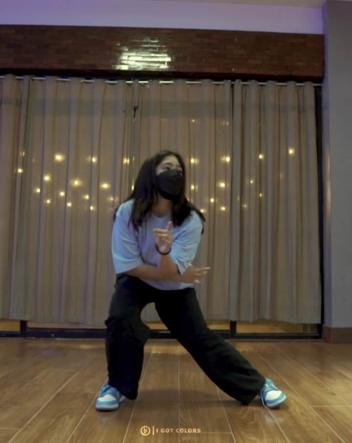 Niana Guerreroのインスタグラム：「i missed posting dance videos on my grid so heres one 🤣💙  🧠: @_louisecastillo  🎥: @igotcolors_ph  🏠: @groovecentral」