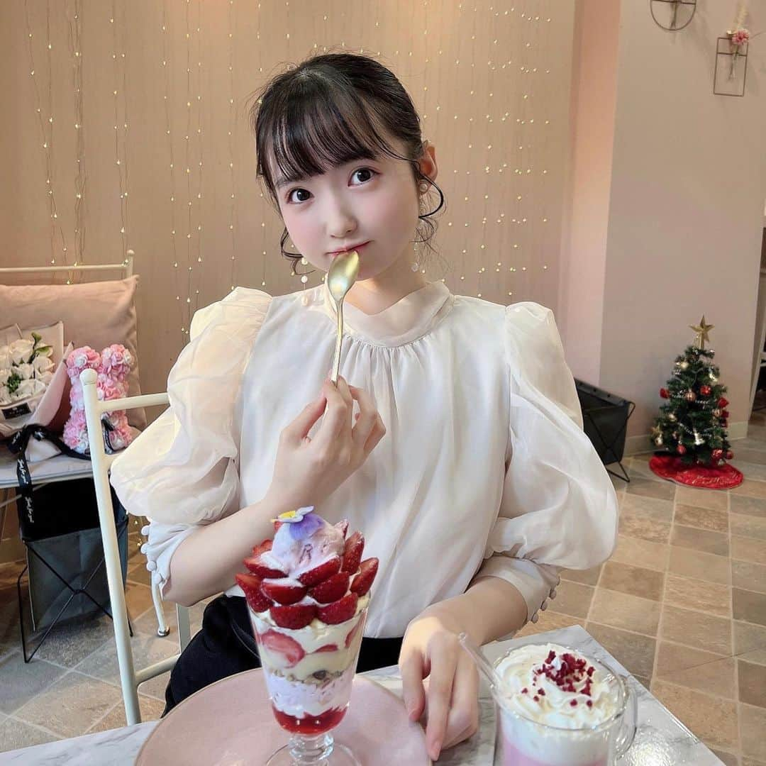 西園寺未彩さんのインスタグラム写真 - (西園寺未彩Instagram)「𓂃𓈒𓏸  📍 cafe17/F @cafe17f 🚃 早稲田駅 3b出口から徒歩5分  インスタ映えする感じのピンクを基調としたお店💓  ✎＿＿＿＿＿＿＿＿＿＿＿＿＿＿＿𓈒𓂂  𓇬季節限定ストロベリーパフェ 苺が甘くてコスパ良い!🍓✨  𓇬ストロベリーラテ(HOT)  いちごみるくみたいで甘党さん向け(͒⑅′࿉‵⑅)͒ෆ*  ✎＿＿＿＿＿＿＿＿＿＿＿＿＿＿＿𓈒𓂂  あま〜いクリームに溺れて幸せでした\ ♩ / 可愛くてフルーツがちゃんと美味しいのが推せるカフェ◎」12月14日 21時18分 - everyday_hanamaru