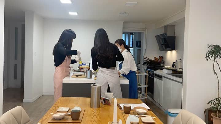 チョン・ジユのインスタグラム：「언니 덕분에 요리 머리 올린날👩🏻‍🍳 손이 거친 요알못 지유 매우 섬세한 요잘알 인지언니」