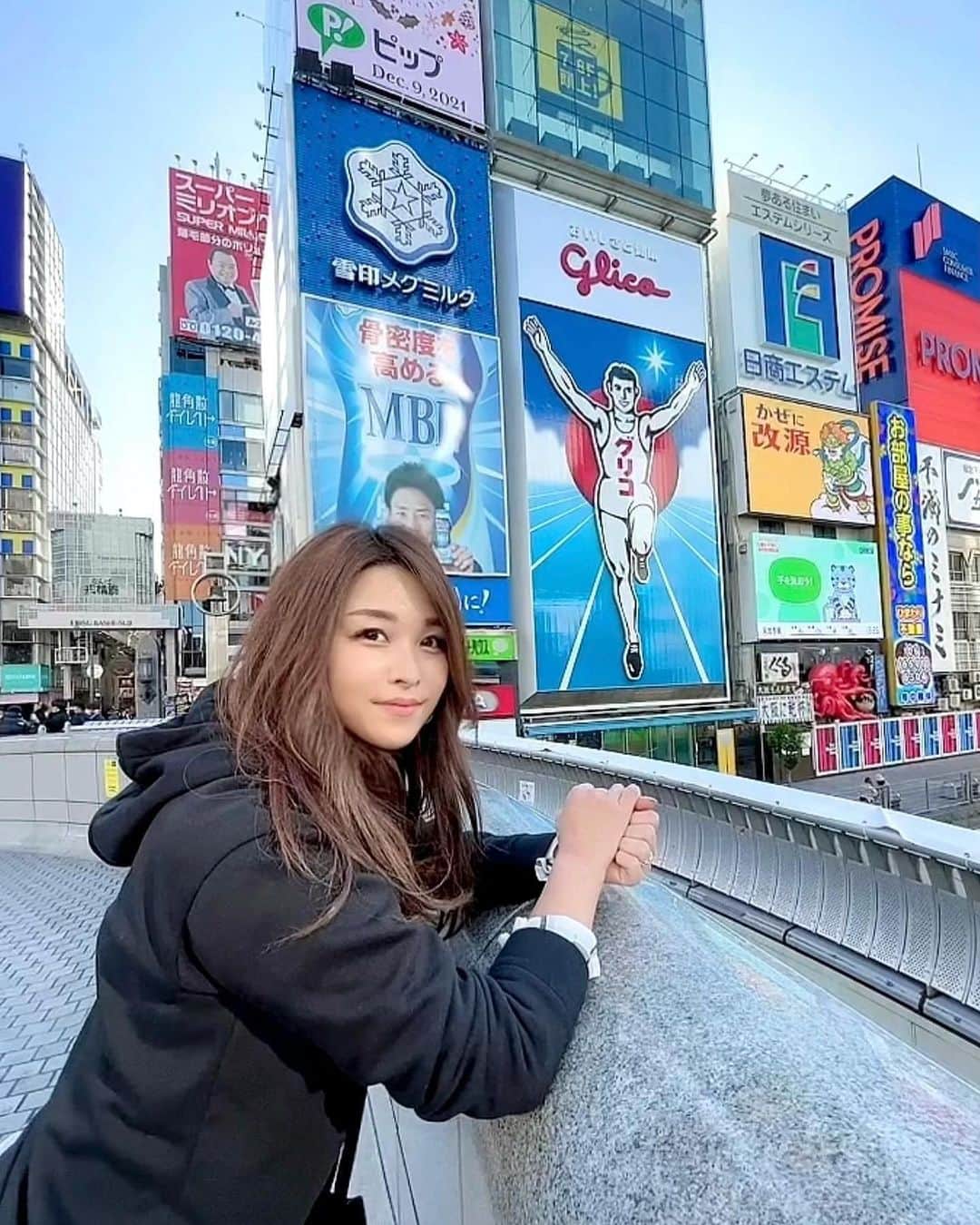 mikaのインスタグラム：「♥︎︎∗︎*ﾟ 久しぶりの投稿☺︎ ． 行ってきました❗️大阪‼️ ． ． 実は生まれて初めての大阪😆 なので、どこ行きたい？って言われて 迷わず『グリコ！』ってお願いして 連れてって貰った✨ ． ． 想像してたより大きくて終始大興奮w このあと何回もグリコの前通っては 眺めてました🤣 ． テレビで見た事ある🦀カニ道楽の看板にも興奮！ とりあえず1番に思った感想は 大阪は看板がどれも大きい‼️でしたw ． ． ． ． しばらく大阪投稿続くのでお付き合い下さい♡ ． #大阪 #大阪観光 #大阪観光スポット #定番 #王道 #はじめての大阪 #グリコ #かに道楽 #大興奮 #完全におのぼりさん ゴルフ #golf#ゴルフ女子 #golfgirl #골프여자 #女子ゴルフ #golstagram # #golflove #ゴルフ好き  #インスタゴルフ女子」