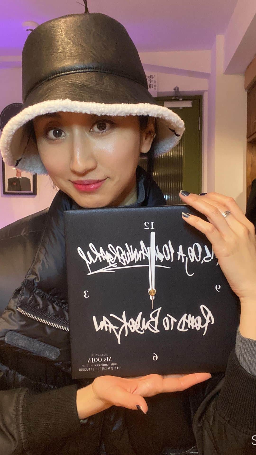 Ms.OOJAのインスタグラム：「武道館のGOODS付きチケットの GOODSのサンプルが到着✨✨✨  「はじまりの時」タイトルにちなんで、 一緒に時を刻んで行きましょう！！  なんてメモリアルな一品😭😭  内田洋一郎さん書き下ろしのtypographyでカッコいいデザインがめちゃくちゃお気に入り❤️ @popw   壁掛けにも出来るよ👍  届くの待っててねー  グッズ付きチケットは今からでも購入可能です😌  【公演タイトル】 Ms.OOJA 10th Anniversary Live　“はじまりの時” in 日本武道館  【日付】 2022年3月27日(日)　OPEN16:00/START17:30  【会場】 東京・日本武道館  【前売チケット】 ＊指定席・10周年記念グッズ付き　16,000円（税込） ＊指定席　8,800円（税込）  ※10周年記念グッズは別途配送料880円が必要となります、一般発売後に配送予定。 ※未就学児入場不可  #msooja #武道館　#武道館をおじゃファミでいっぱいにしたい #10thanniversary」