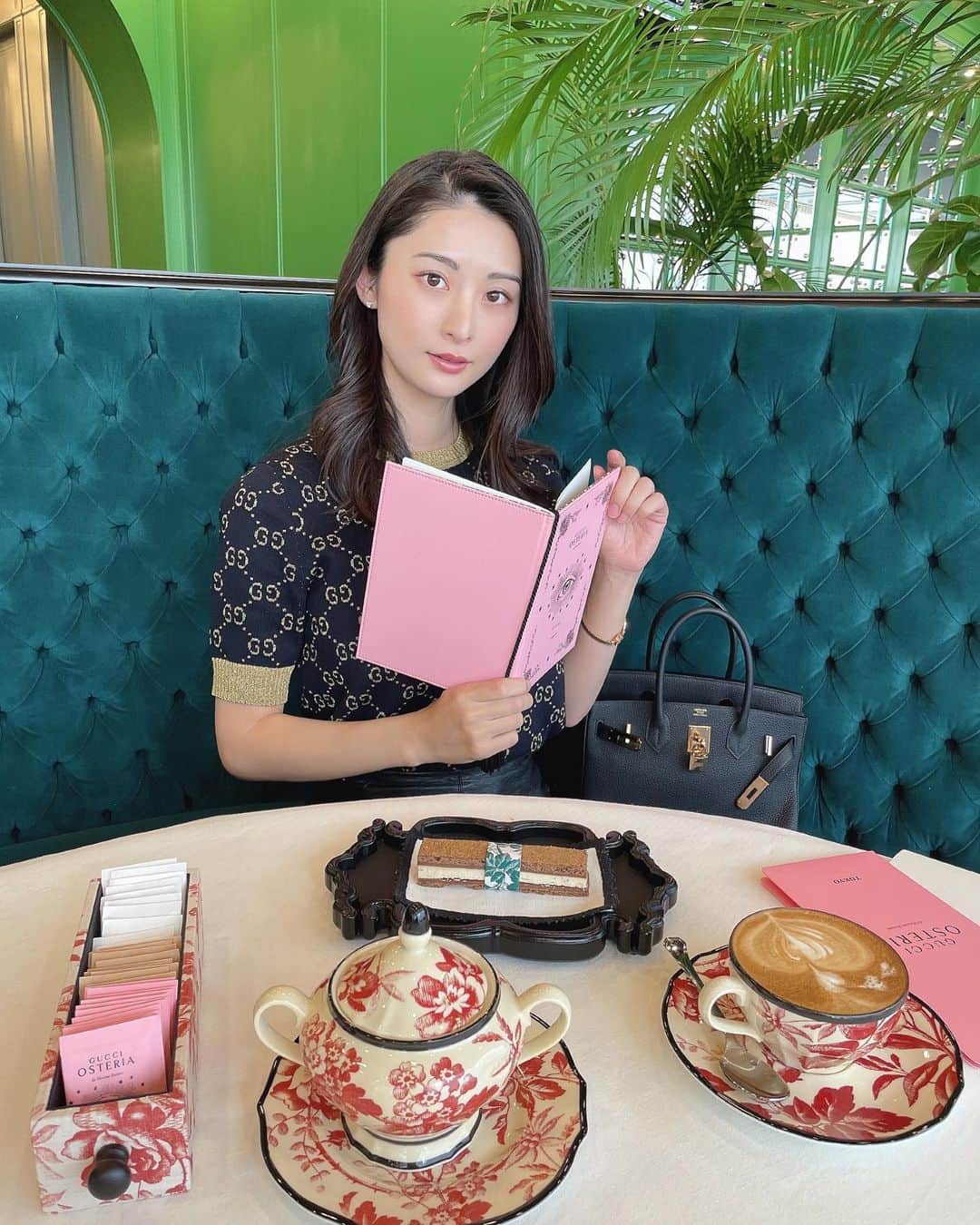 のインスタグラム：「ㅤㅤㅤ ㅤㅤㅤ 世界3店舗目の @gucciosteria 💋 ㅤㅤㅤ GUCCIの世界観が詰め込まれたレストラン🦋 お食事もスイーツもとっても美味しいし 食器がひたすら可愛くて興奮でした🥺✨ ㅤㅤㅤ 1ヶ月先の予約までできるんですけど、 スタンバイしていて予約開始にアクセスしても 繋がった時にはもう埋まってて😂 3回目ぐらいでやっと予約できました！ ㅤㅤㅤ また行きたいな💚 ㅤㅤㅤ #銀座 #gucci #gucciosteria #followme #followmejp #followjp」