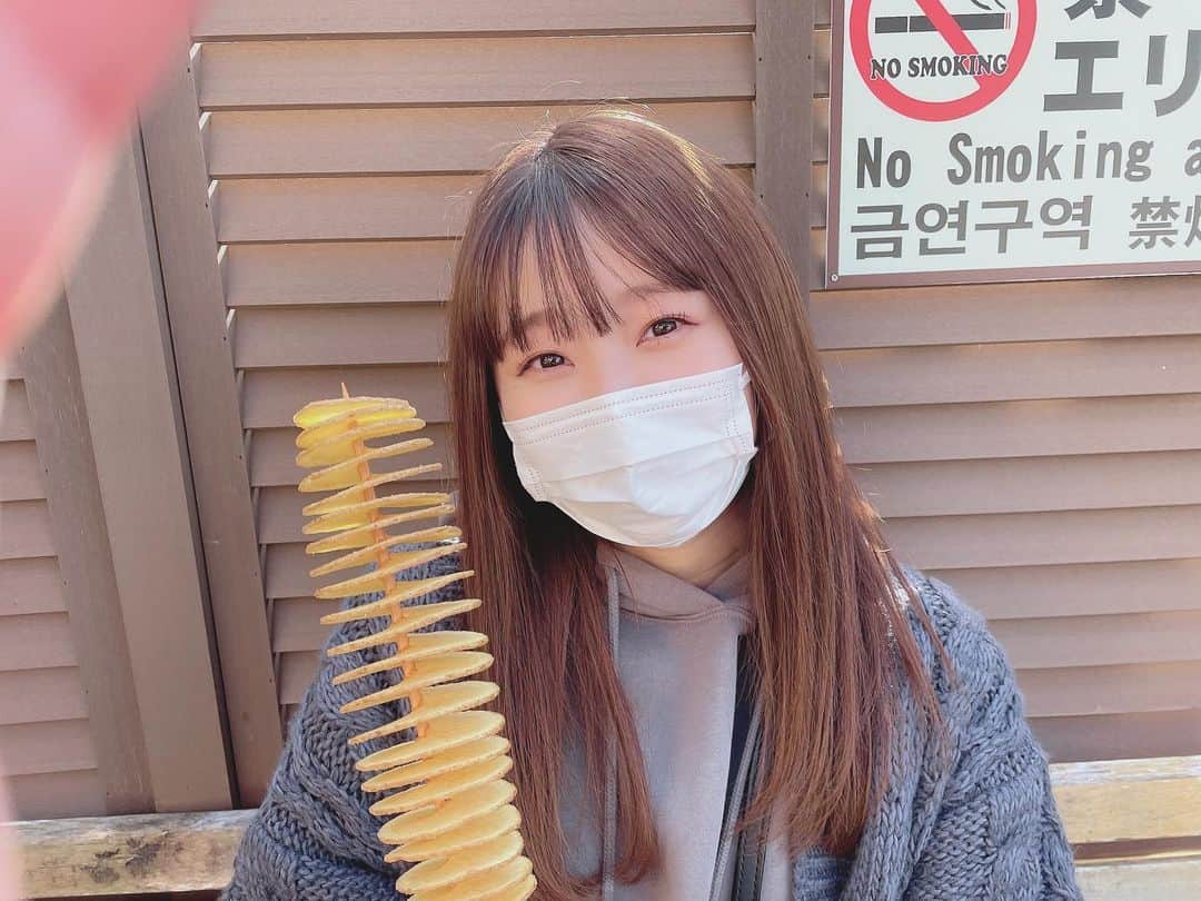 熊沢世莉奈さんのインスタグラム写真 - (熊沢世莉奈Instagram)「⁡ 土日は姉妹、兄弟で1泊2日の大分旅行に行ってました！✨ ⁡ 昔から遠出することはあっても泊まりで行く事は中々無かったので、新鮮でした😳 ⁡ 1日目は湯布院で食べ歩きしたよ🍡🍵 ⁡ 写真はトルネードポテト🥔 ⁡ 弟が撮ってくれました♪ ⁡ ⁡ #大分旅行 #大分 #湯布院 #旅行 #実は長女です #トルネードポテト」12月14日 22時24分 - kuma_0417