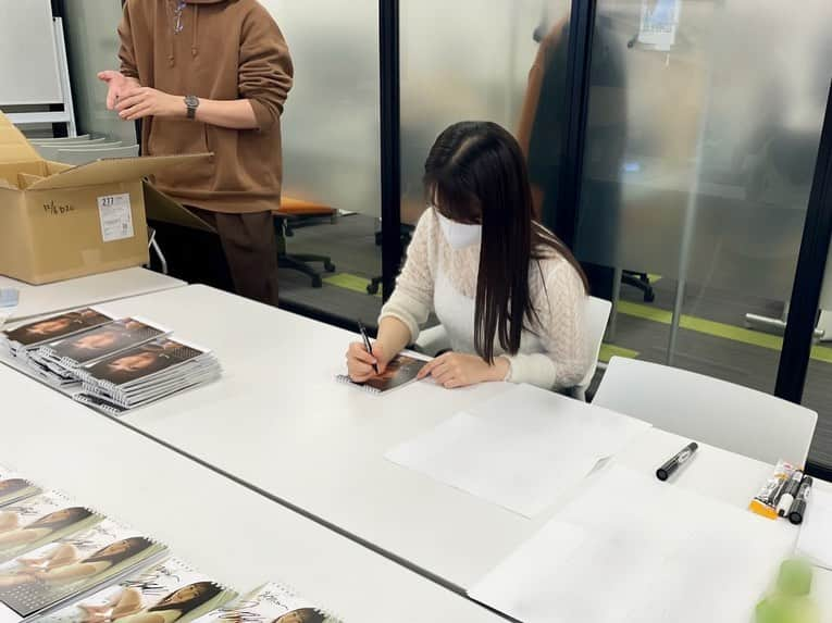 桜井日奈子さんのインスタグラム写真 - (桜井日奈子Instagram)「カレンダーにサインと宛名入れました✍️  届くまでもう少しお待ちを！  #2022カレンダー  #ひな団」12月14日 22時29分 - sakurai.hinako_official