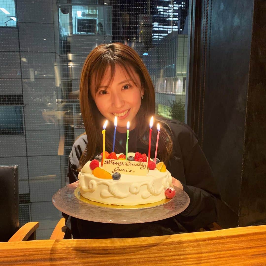 川上ジュリアのインスタグラム：「お誕生日当日らしからぬ服装と前髪をしておりますが、大変充実した1日になりました❣️ お仕事終わりにお祝いしていただきました🥲🥲 みんなからのコメントエールがかなり力になりました！！有難う🙇🏻‍♀️ おやすみー」
