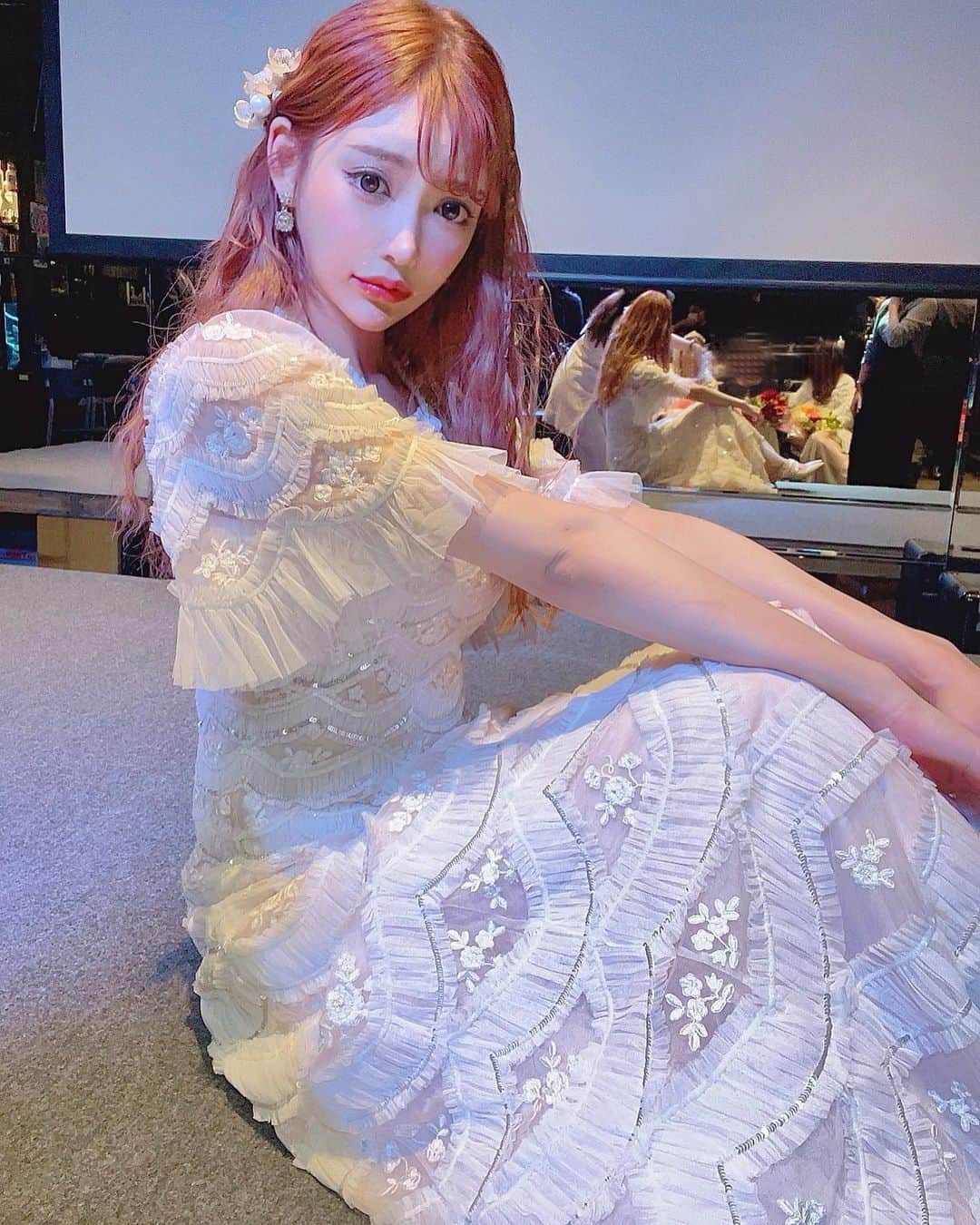 明日花キララのインスタグラム：「3300人の中から選ばれたガールズグループJUST☆WAYの7人！  それぞれの色が個性的に出ていて、 スタイルが良かったり歌やダンスが上手かったり、誰よりも負けず嫌いだったり、脚がめちゃくちゃ長くて綺麗だったり、頑張り屋さんだったり、とても愛嬌があったりとか..👼🏻 ほんとに素晴らしい7名です🤍  実は今日既に一緒に雑誌の撮影もしちゃいました🤭💓 これからの活動もとても楽しみ！  これからも @jvogue_ginza と @onemillionginza そしてJUST☆WAYの応援を宜しくお願いします！」