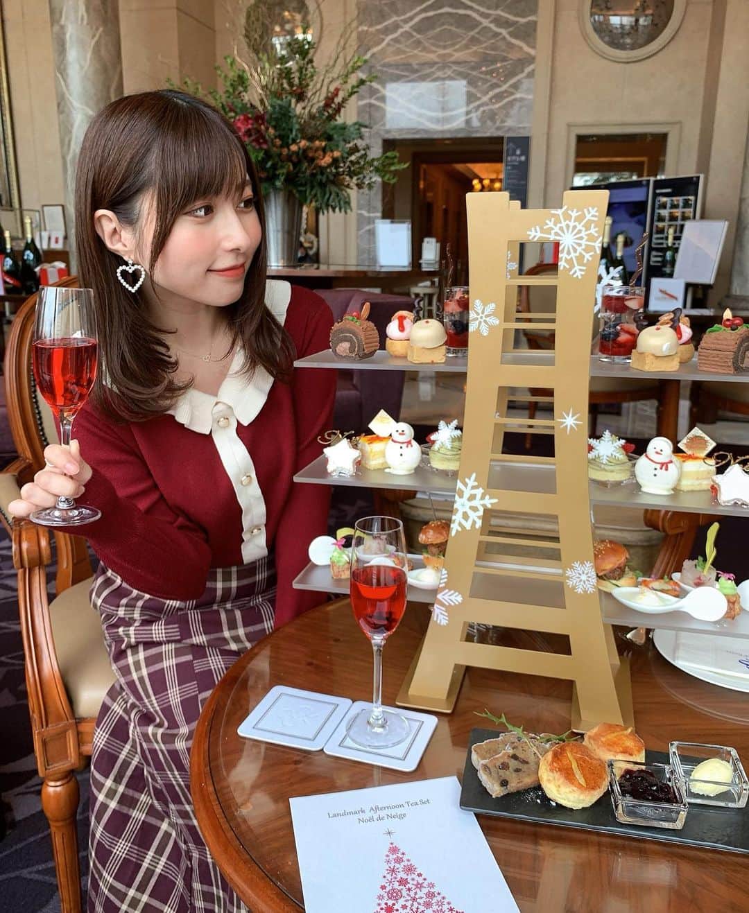 成瀬心美さんのインスタグラム写真 - (成瀬心美Instagram)「☃️ . . クリスマスっぽい事したいね！ って事で アフタヌーンティーに🫖 . . 可愛くて感激して しばらく食べられなかった🎄 . 2人で赤い服にして クリパ気分でした😘 . . #christmas #afternoontea #snowman #snow #landmark #yokohama #sweets #アフタヌーンティー #クリスマス #横浜 #雪だるま」12月14日 22時59分 - coco3ndazo