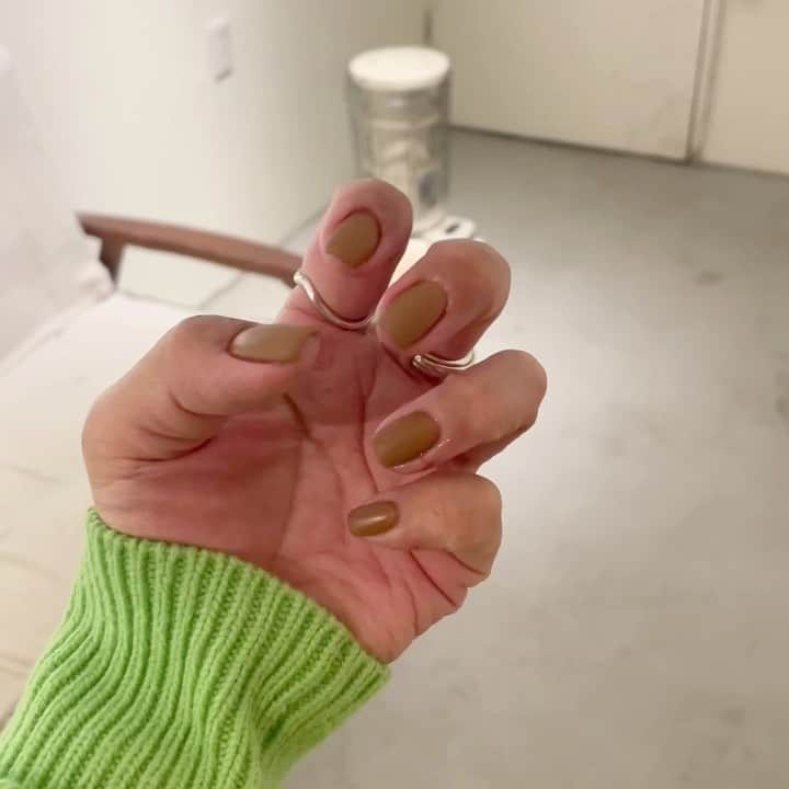 YUMIKOのインスタグラム：「マットなキャメル色🐫🐾  可愛いしあったかい アラジンストーブいいな  #ネイル #nail #札幌ネイル #札幌美容師 #siita」