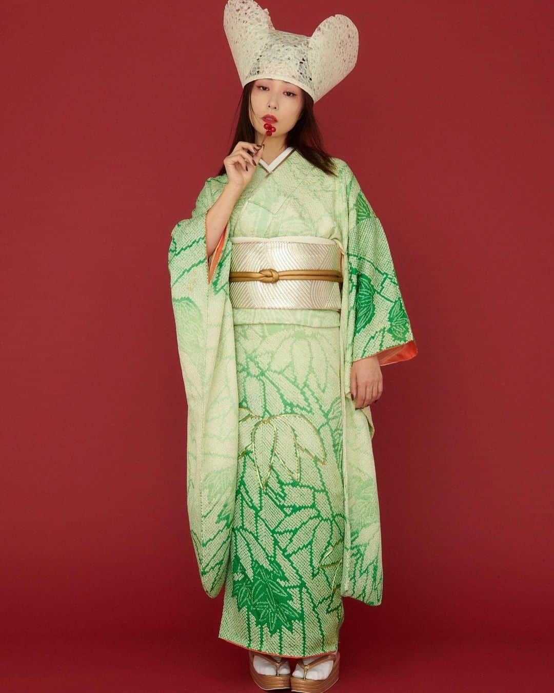 MEGUMIさんのインスタグラム写真 - (MEGUMIInstagram)「+collaborateは、ジャンル、キャリア関係なく自由にコラボしよう！というWebメディアです。 今回は着物スタイリストの @kimono_nakaya とコラボしました🙋‍♀️ もうすぐやってくるクリスマスを アンティークの着物で表現しました❤️💚 是非ご覧ください。 プロフィール欄からご覧いただけます。」12月15日 9時47分 - megumi1818
