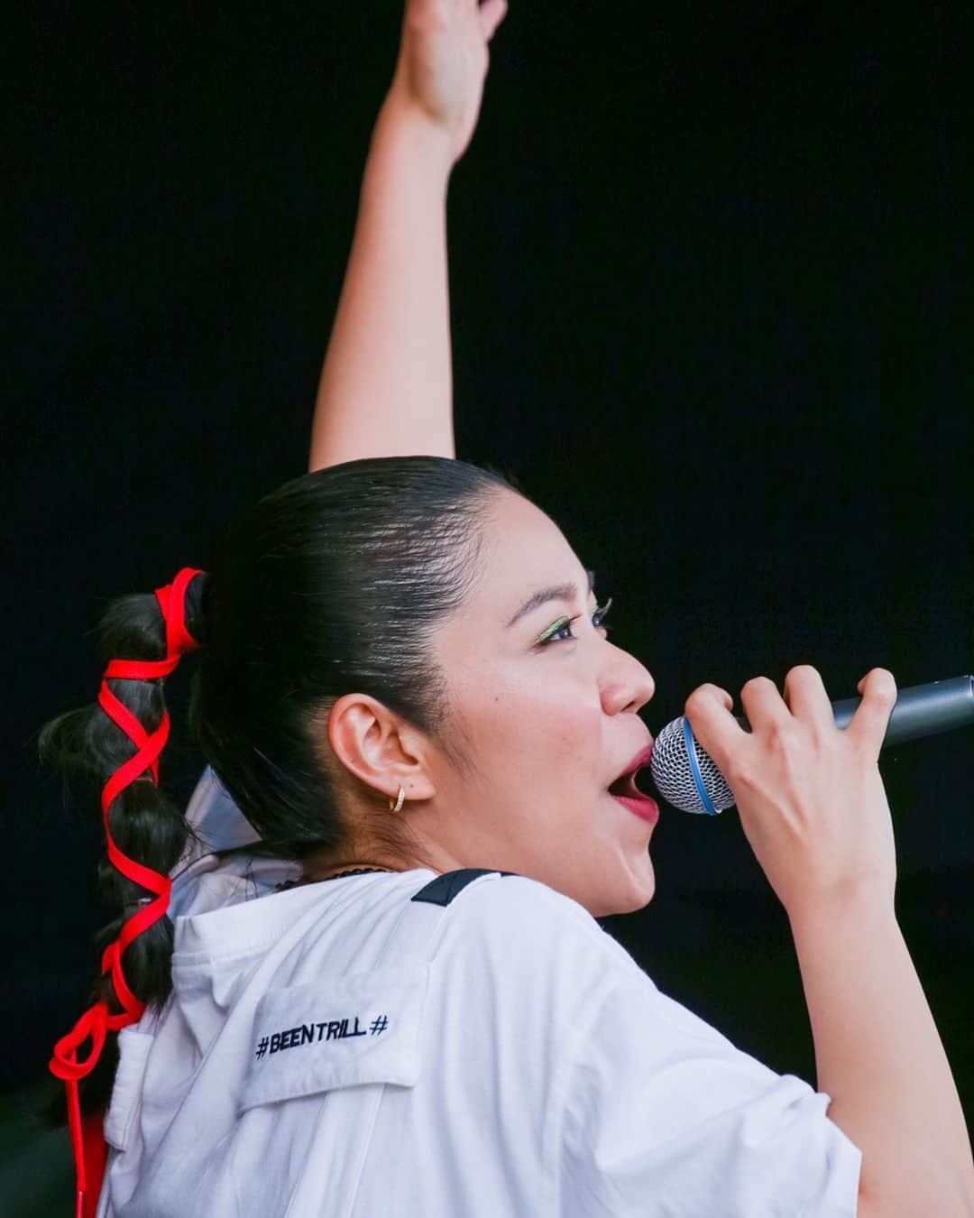 大城美友のインスタグラム：「🌺SKY FES🌺 ガチコチに緊張したけど曲が響けば安心♪ そう言えばみんなのお顔が見えづらくなってた！コロナ禍で視力低下してしまったかなぁ  あっ、みんなマスクつけてたからかぁ 令和は色んな景色が変わったなぁ  太陽は安定のアチコーコー😂👍☀️ 撮影　@uruma.camera   #スカイフェス」