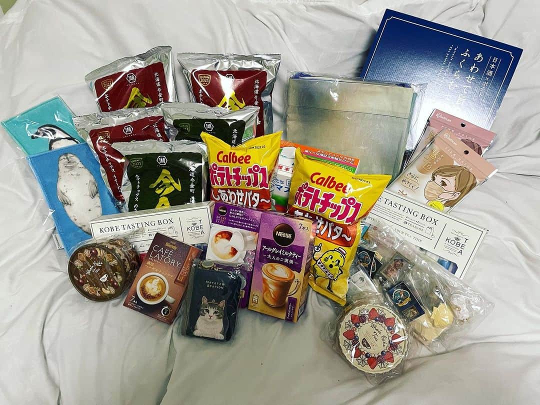 のインスタグラム：「ファンの方々からの プレゼントが届きました🎁💕  本当にありがとうございます！！  ポテチと日本酒いいなあ🍶 翌朝が早くない日探そう✨  #春名風花 #プレゼント #ありがとうございます」
