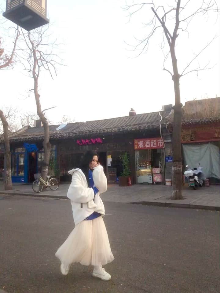 李起林のインスタグラム：「歩くシリーズ✌️害羞やん〜🤣🤣 . . #中国 #北京 #散歩 #日常 #お散歩日和 #일상 #일상스타그램」