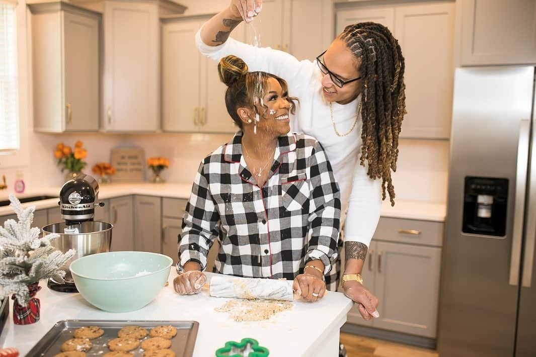 ブリトニー・グリナーさんのインスタグラム写真 - (ブリトニー・グリナーInstagram)「My wife done challenged me to a Christmas cookie bake-off. It’s on then lil mama🍪 Call me Chef B when ya see me.」12月15日 1時44分 - brittneyyevettegriner